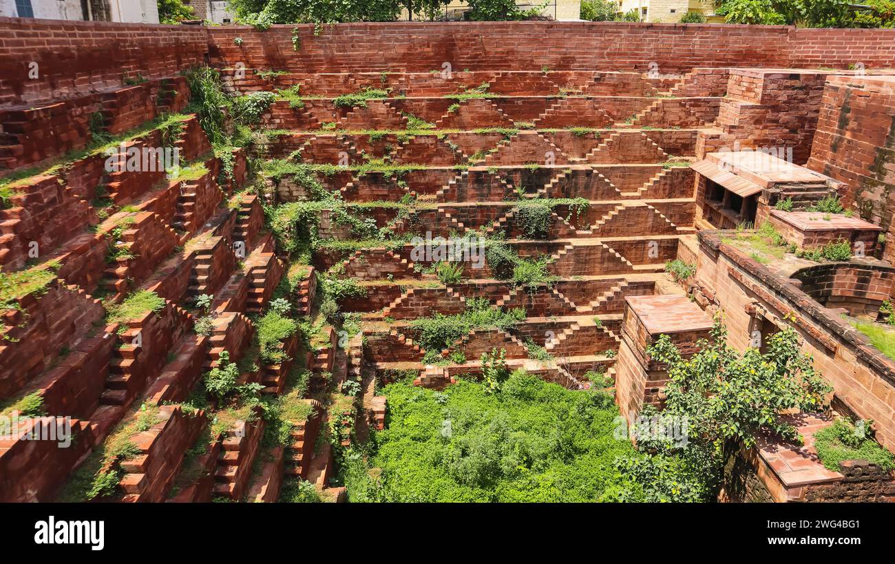 Ruinierte Aussicht auf Katan Baori Treten Sie gut in der Nähe der osischen Tempelgruppe, Jodhpur, Rajasthan, Indien. Stockfoto