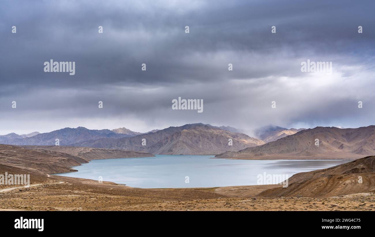 Malerischer Blick auf den hoch gelegenen Yashilkul-See in den Pamir-Bergen von Gorno-Badakshan in Tadschikistan an einem bewölkten Tag Stockfoto