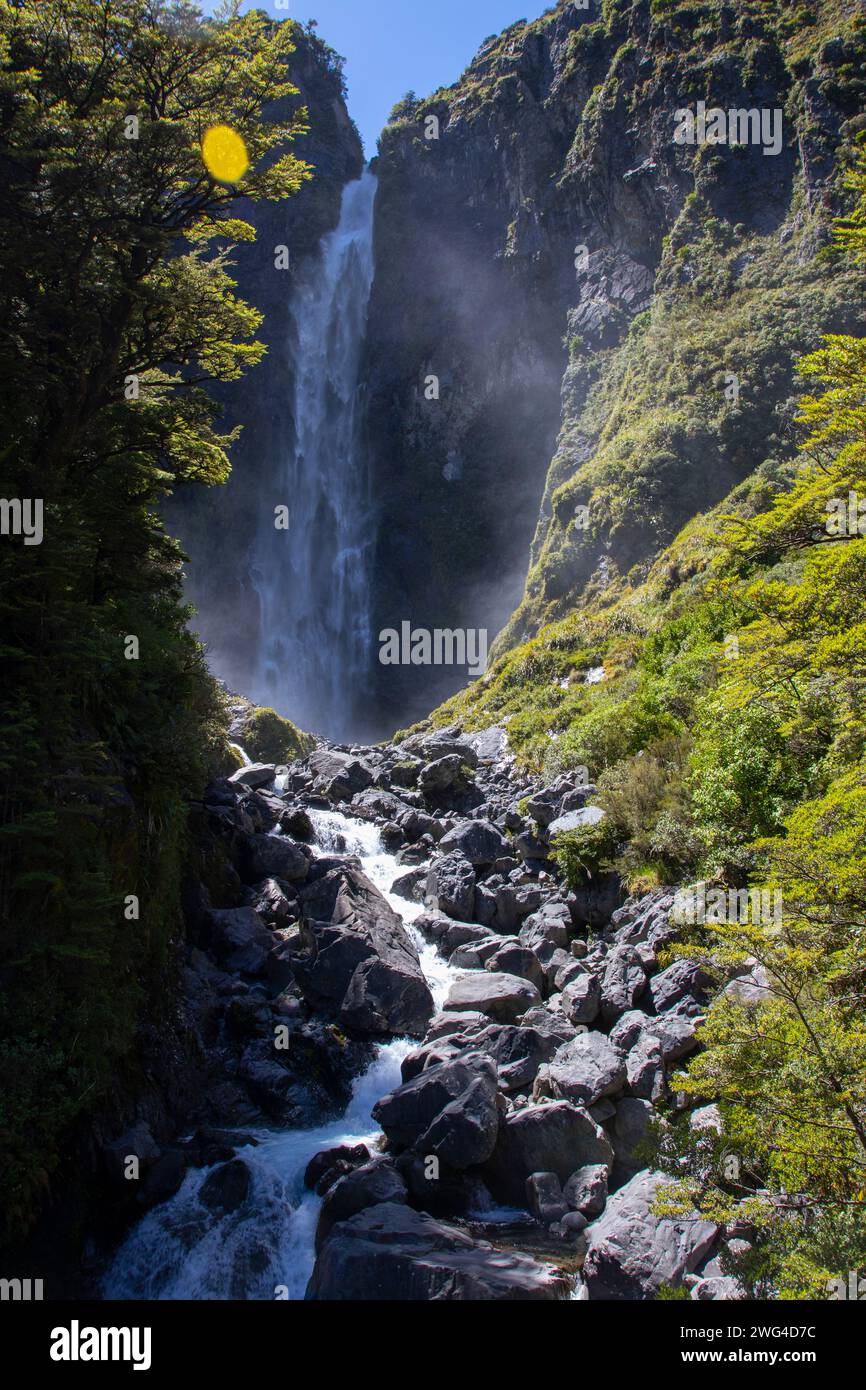 Devils Punchbowl ist ein atemberaubender 131 m langer Wasserfall, wo Sie die volle Kraft und den Klang des frischen Bergwasserfalls spüren können. Stockfoto