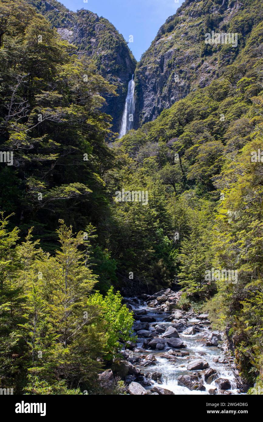 Devils Punchbowl ist ein atemberaubender 131 m langer Wasserfall, wo Sie die volle Kraft und den Klang des frischen Bergwasserfalls spüren können. Stockfoto