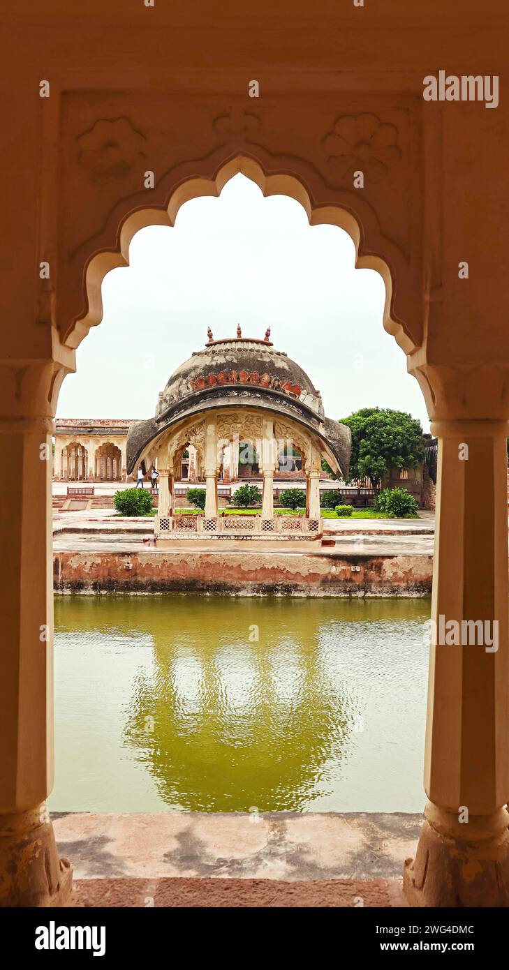Ein kleiner, entspannender Ort in der Nähe von Pond, Nagaur Fort oder Ahhichatragarh Fort Palace, Rajasthan, Indien. Stockfoto