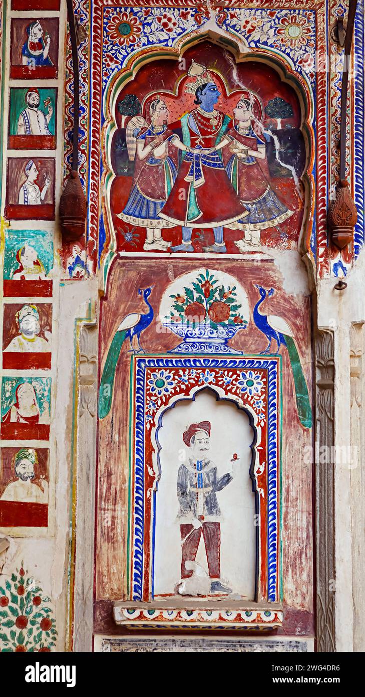 Gemälde des Königs mit Mägden und anderen Königen auf der Seite, Kamal Morarka Haveli Museum, Nawalgarh, Rajasthan, Indien. Stockfoto