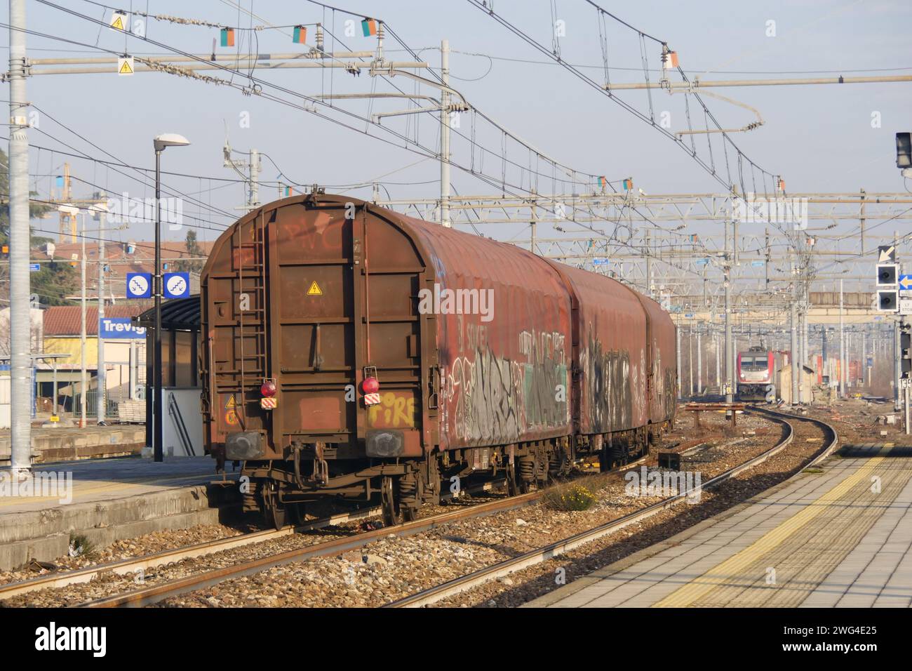 Güterzug im Transit am Hauptbahnhof Treviglio auf der Bahnstrecke Mailand-Venedig Stockfoto