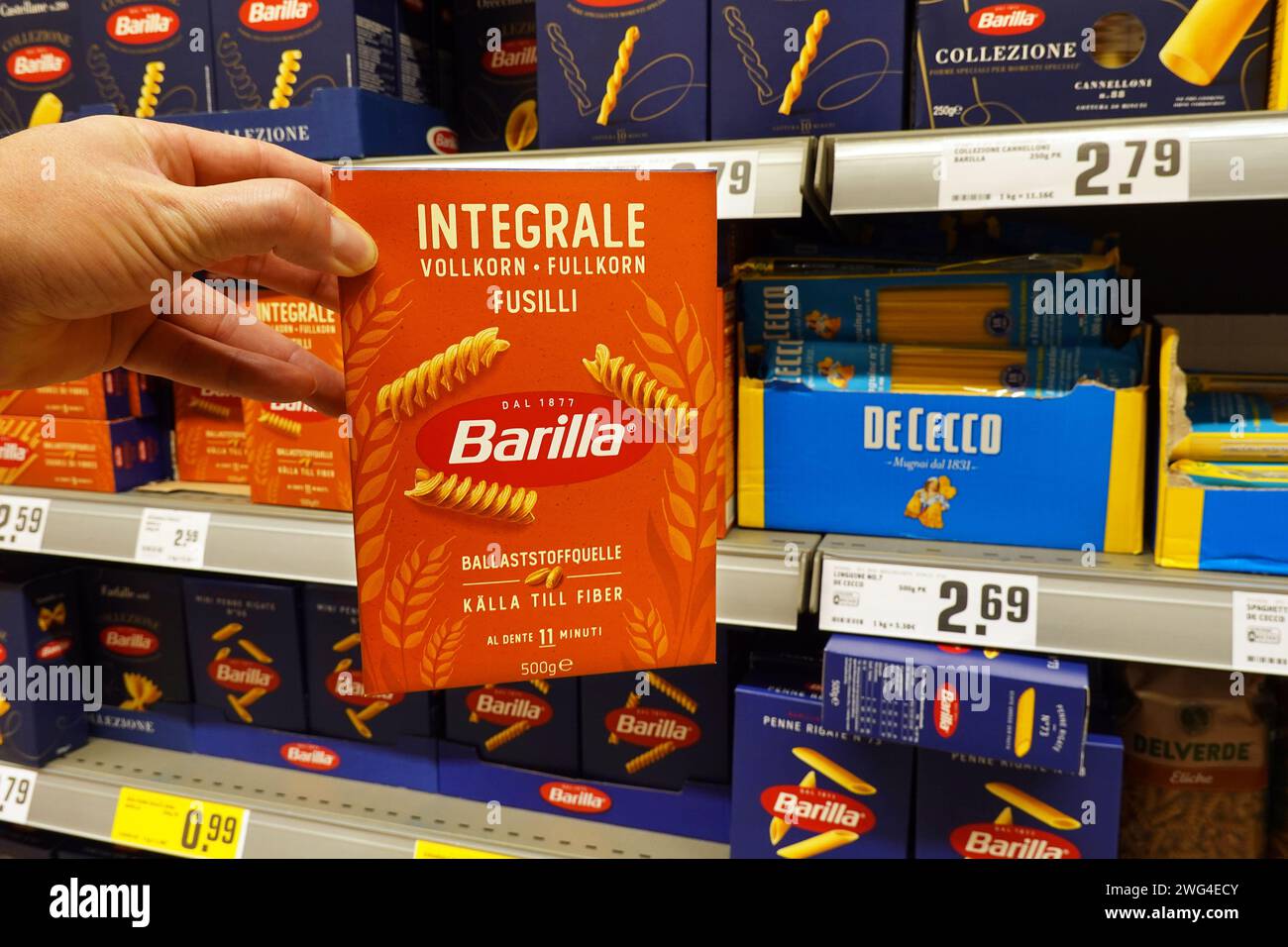 Vollkornfusilli-Pasta in einem Laden Stockfoto