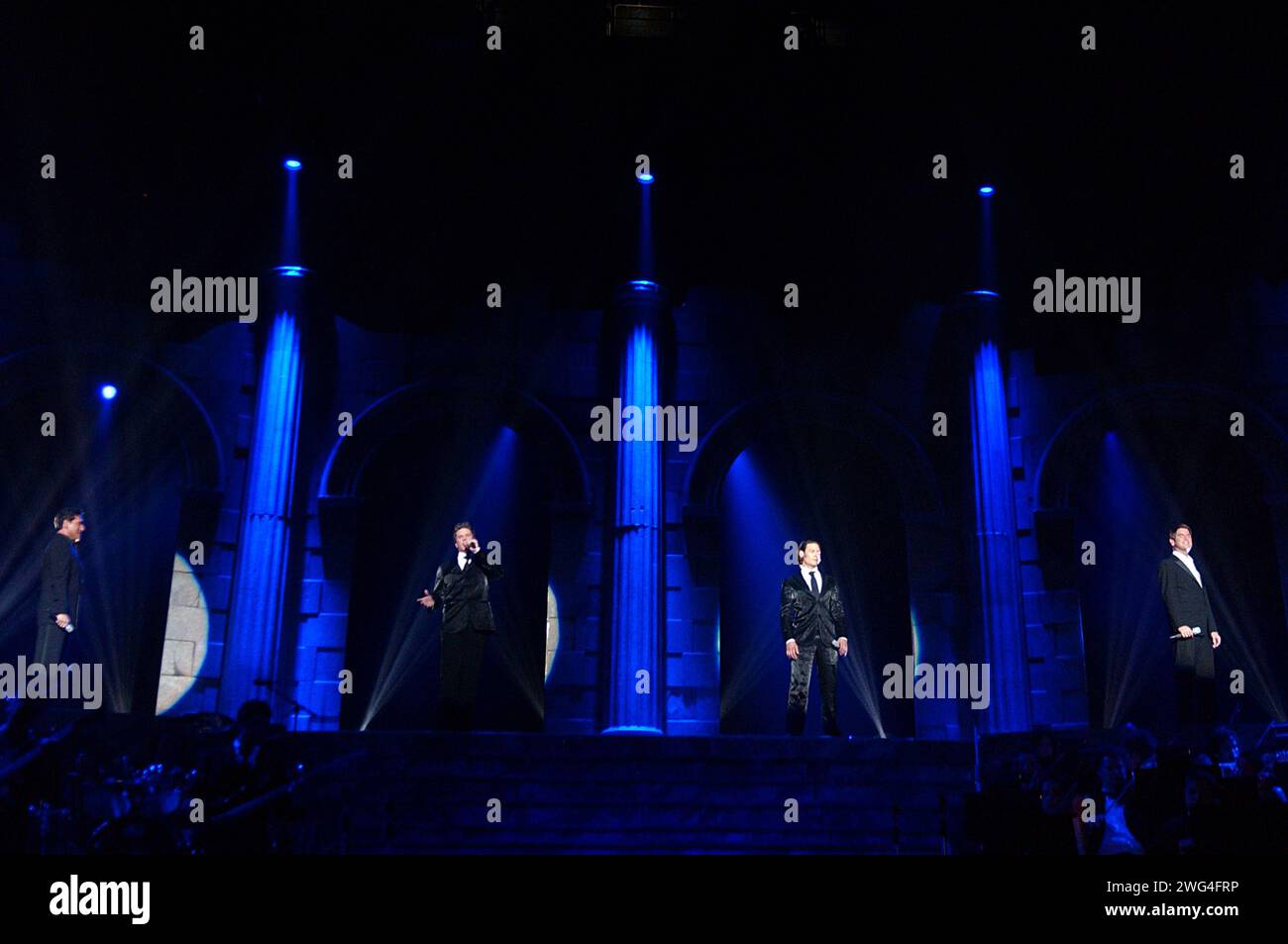 Mailand Italien 14.05.2004: Carlos Marín, David Miller, Sébastien Izambard und Urs Bühler, Sänger des Musikquartetts Il Divo, während des Live-Konzerts im Arcimboldi-Theater Stockfoto