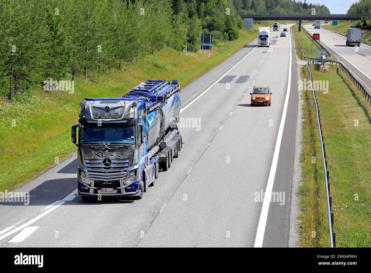 Salo, Finnland. Juli 2019. Autobahnlandschaft mit dem wunderschön angepassten Mercedes-Benz Actros Truck Xtar für den Massentransport von Kuljetus Auvinen Oy Stockfoto