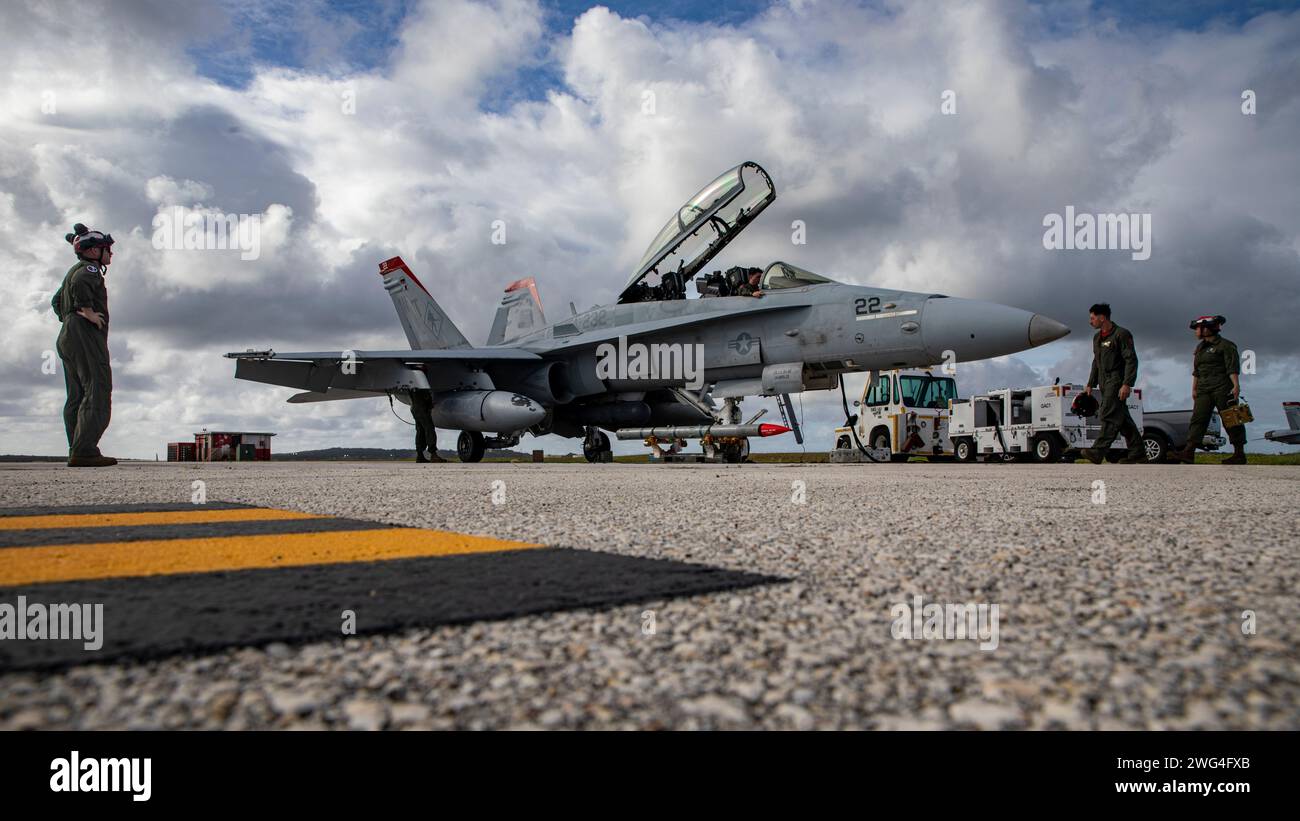 U.S. Marines mit Marine-Vorfluginspektionen auf einer F/A-18D Hornet bei Andersen AFB., Guam am 26. Januar 2024. Foto: David Getz Stockfoto