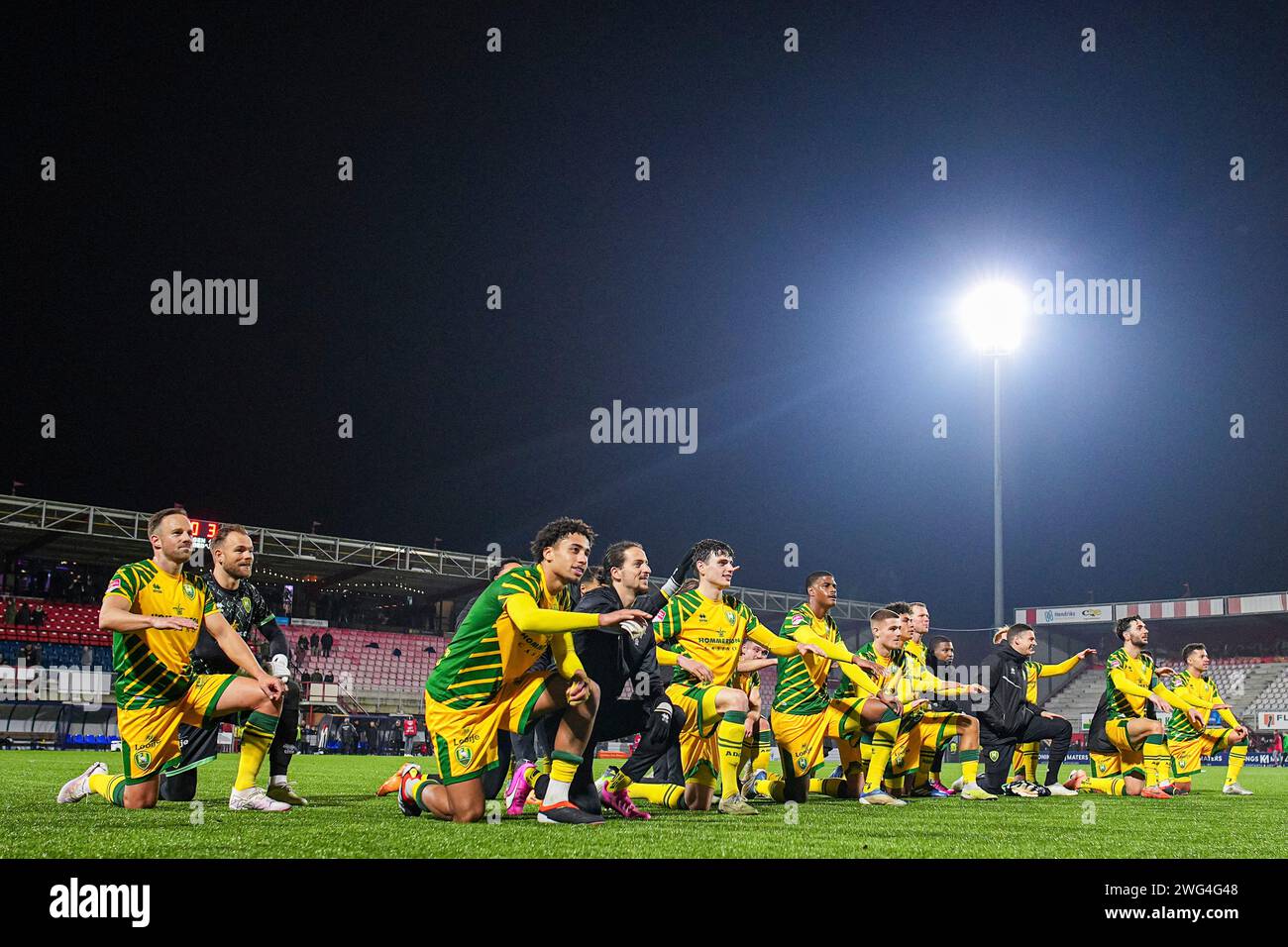 OSS, NIEDERLANDE - 2. FEBRUAR: Spieler von ADO den Haag feiern den Sieg beim niederländischen Keuken Kampioen Divisie Spiel zwischen TOP Oss und ADO den Haag im Frans Heesen Stadion am 2. Februar 2024 in Oss, Niederlande. (Foto: Gabriel Calvino Alonso/Orange Pictures) Stockfoto