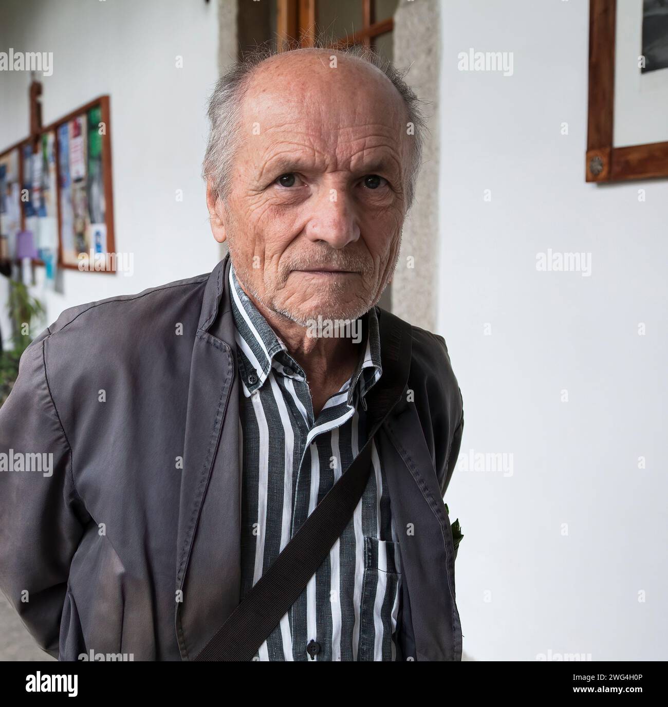 Porträt des spanischen Malers und Bildhauers Antonio Lopez mit Blick auf die Kamera und in einem Innenraum. Stockfoto