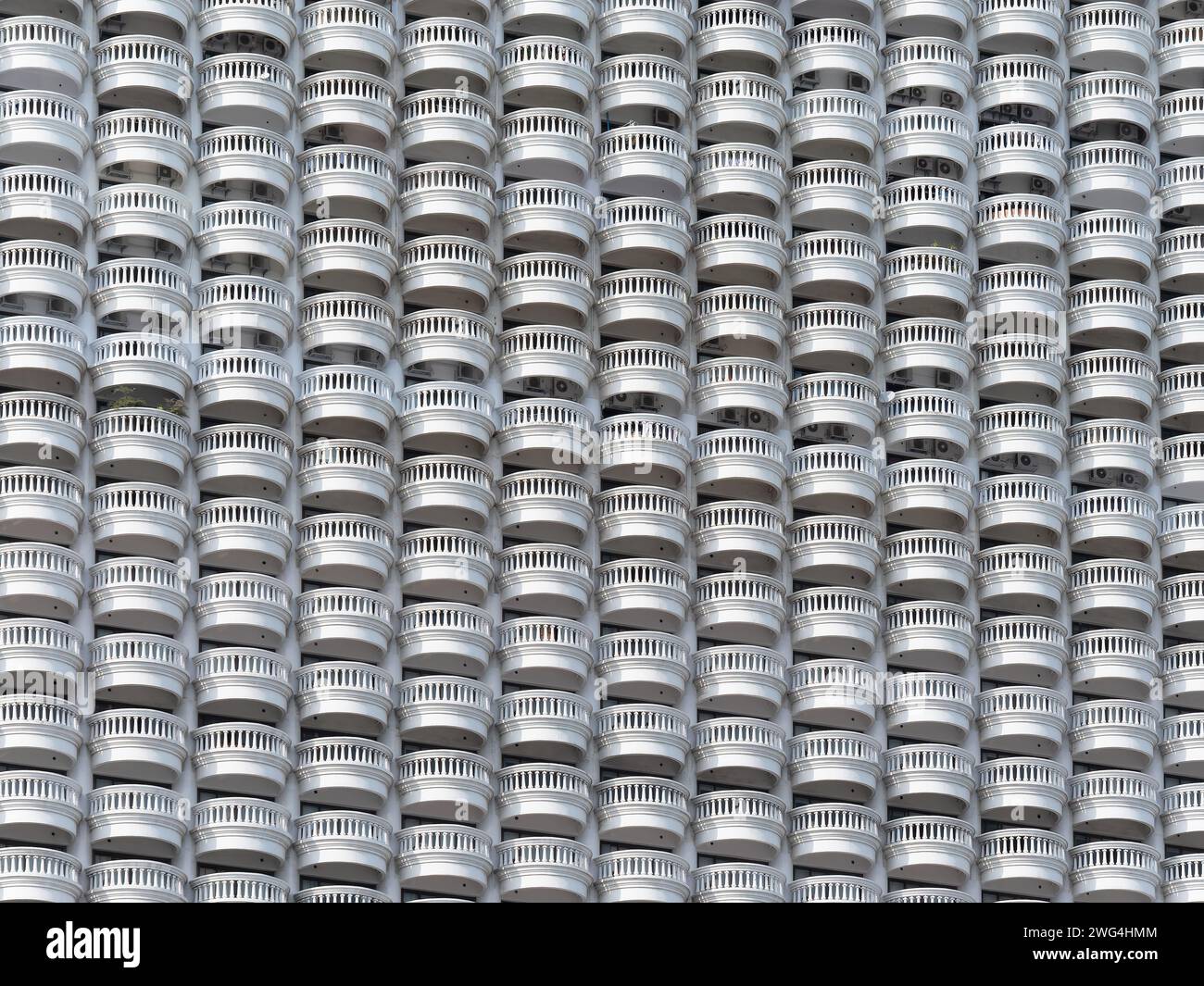 Balkone im Vintage-Stil in einem großen Apartmentgebäude. Stockfoto