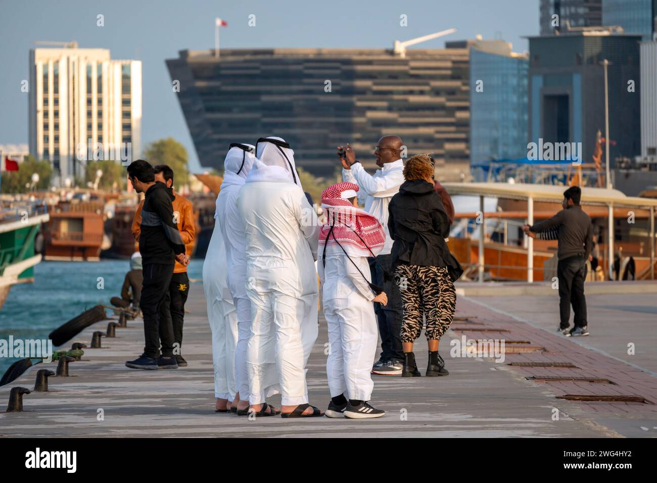 Doha, Katar - 02. Februar 2024: Menschen genießen Urlaub kaltes Wetter am Strand von Corniche Doha Katar Stockfoto