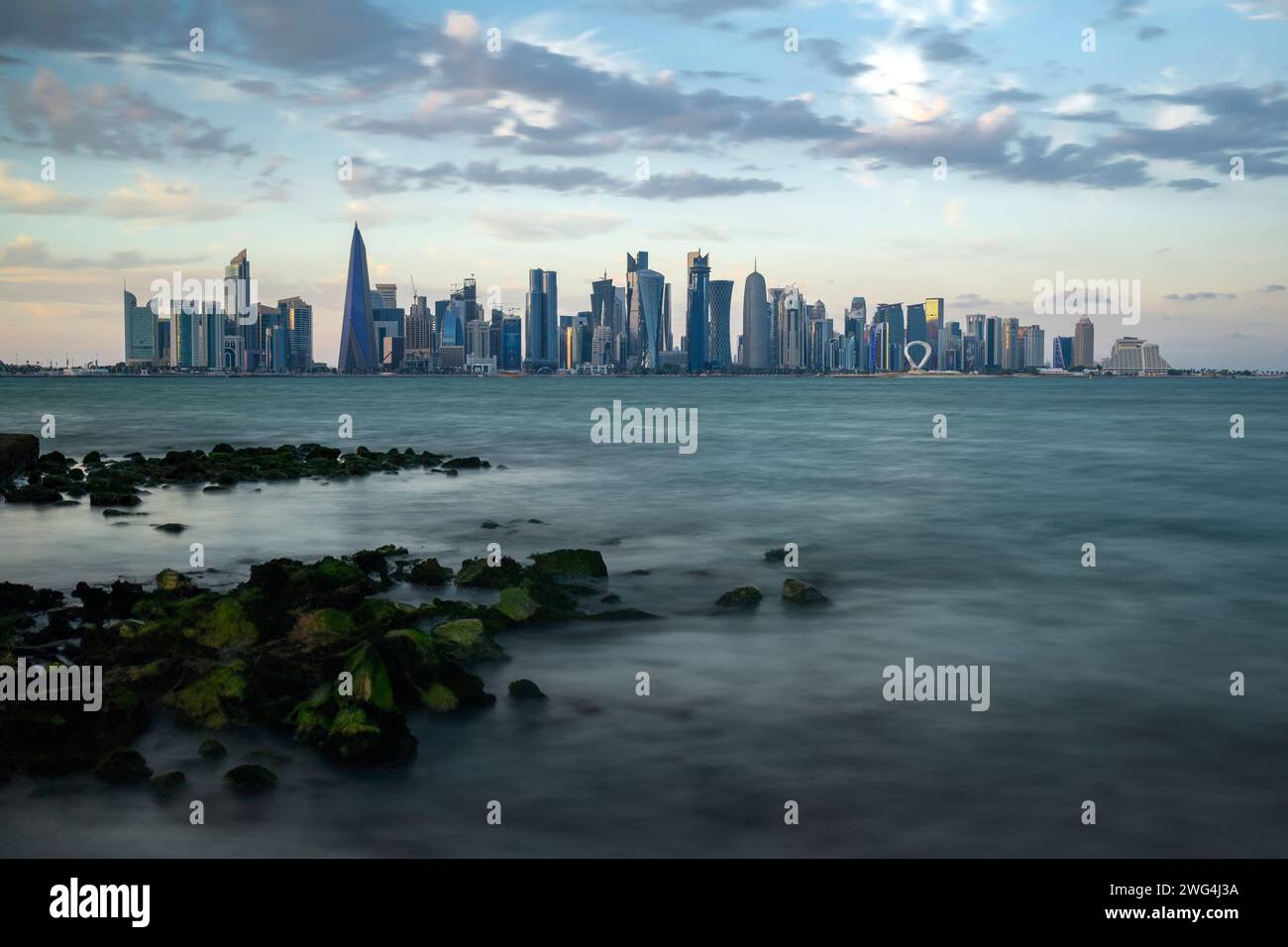 Doha, Katar - 2. Februar 2024: Die Panorama-Skyline von Doha, Katar während Sonnenaufgang Sonnenuntergang Stockfoto