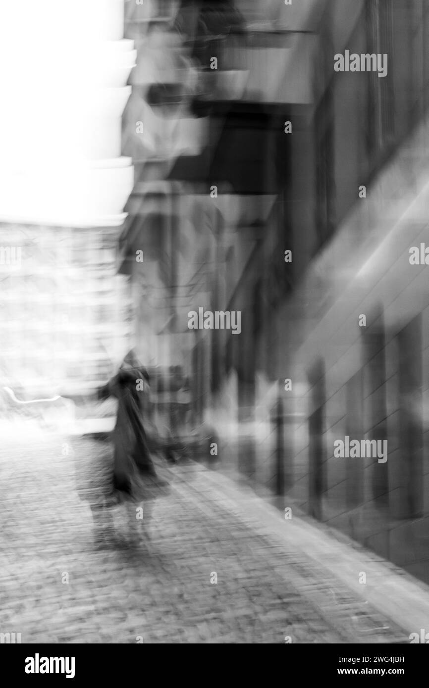Abstrakter und künstlerischer Shake-Effekt, Straßen- und Stadtfotografie mit Modell Stockfoto