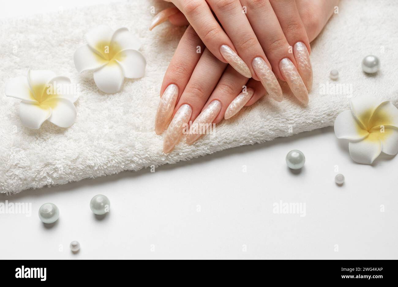 Gepflegte Nägel mit Perlglanz-nagellack. Stockfoto
