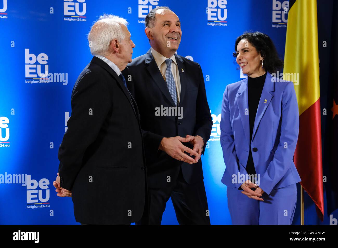 HRVP Josep Borrell und Außenminister Hadja LAHBIB begrüßen Giorgos Gerapetritis, Minister vor dem informellen Treffen der EU-Außenminister am 3. Februar 2024 in Brüssel (Belgien). Quelle: ALEXANDROS MICHAILIDIS/Alamy Live News Stockfoto