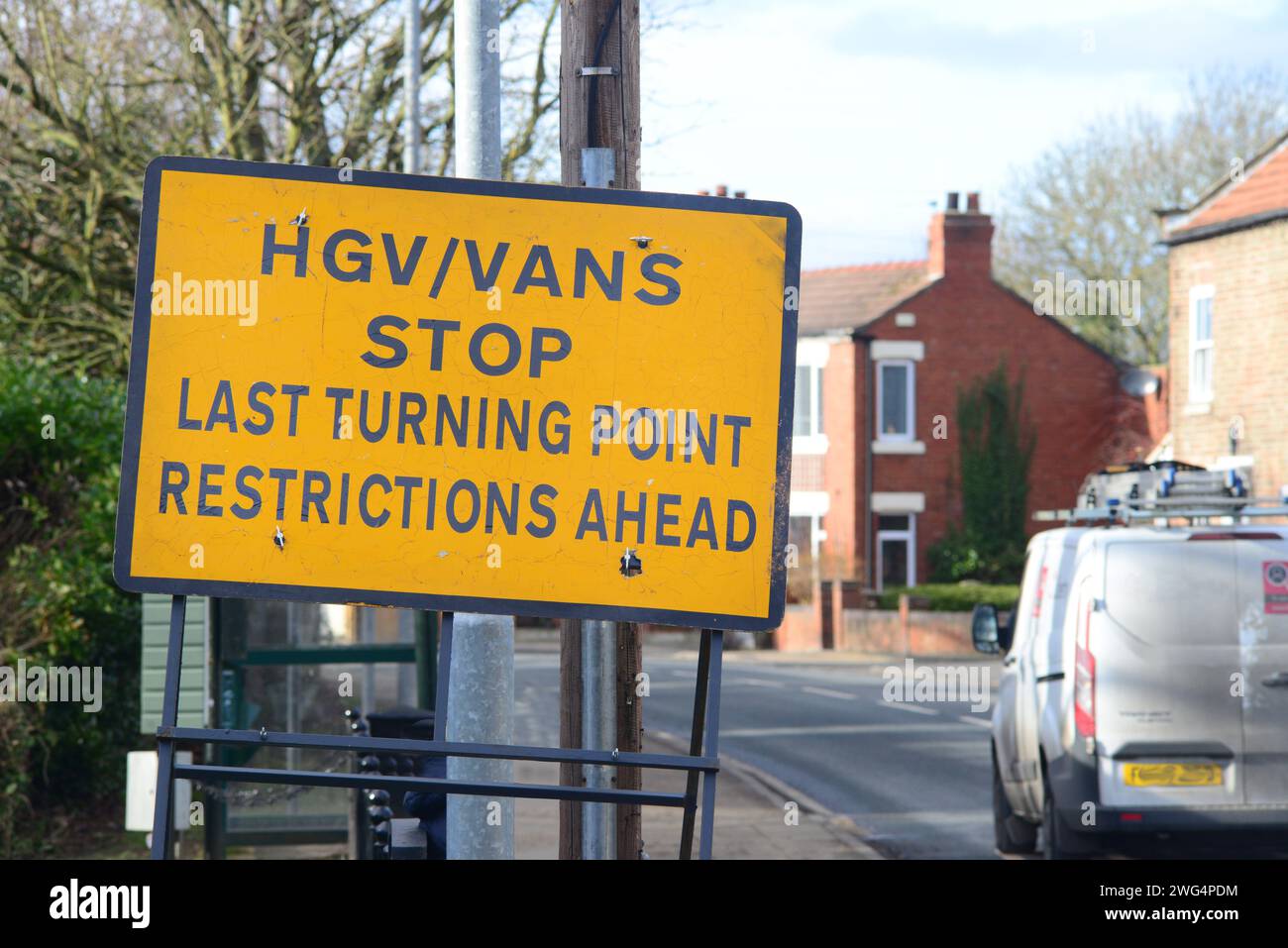 Warnschild für eine Begrenzung der Breite auf der Straße vor Ihnen keine Zufahrt für lkw-Transporter halten und wenden um das Bubwith yorkshire united Kingdom Stockfoto