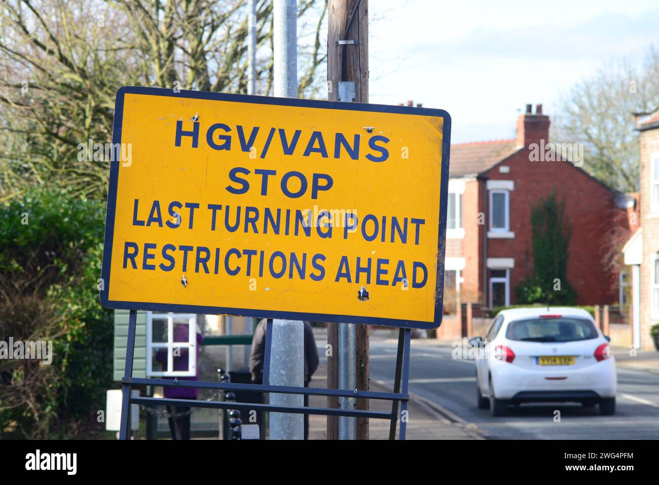 Warnschild für eine Begrenzung der Breite auf der Straße vor Ihnen keine Zufahrt für lkw-Transporter halten und wenden um das Bubwith yorkshire united Kingdom Stockfoto