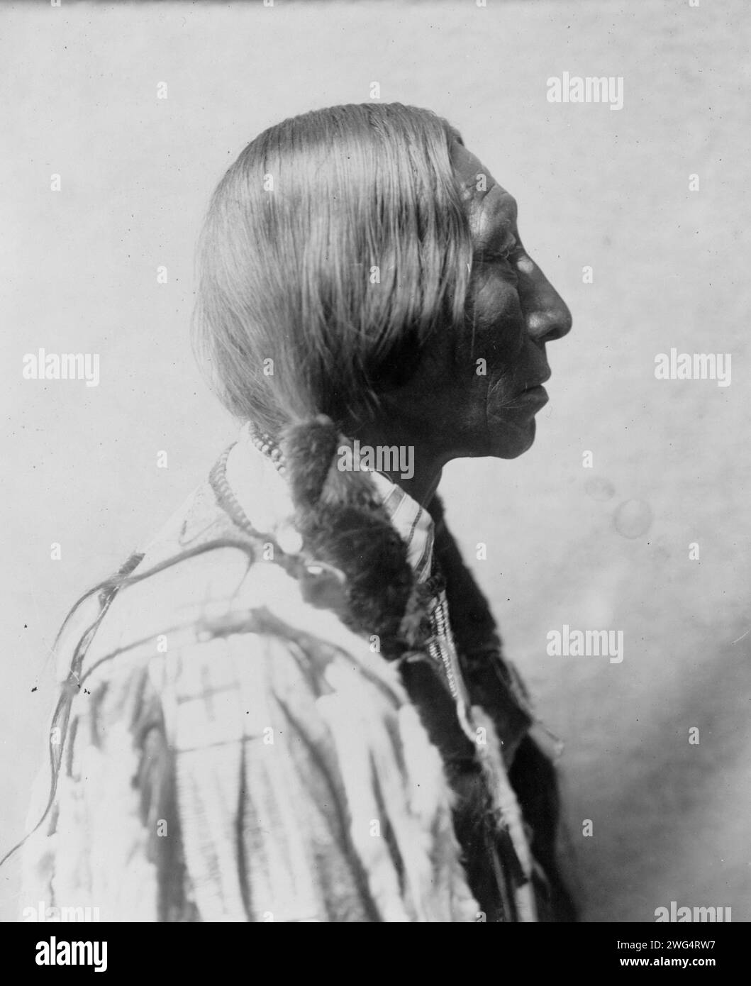 Bear Black, 1905. Bear Black, Cheyenne Mann, Kopf-und-Schultern-Porträt, nach rechts gerichtet. Stockfoto