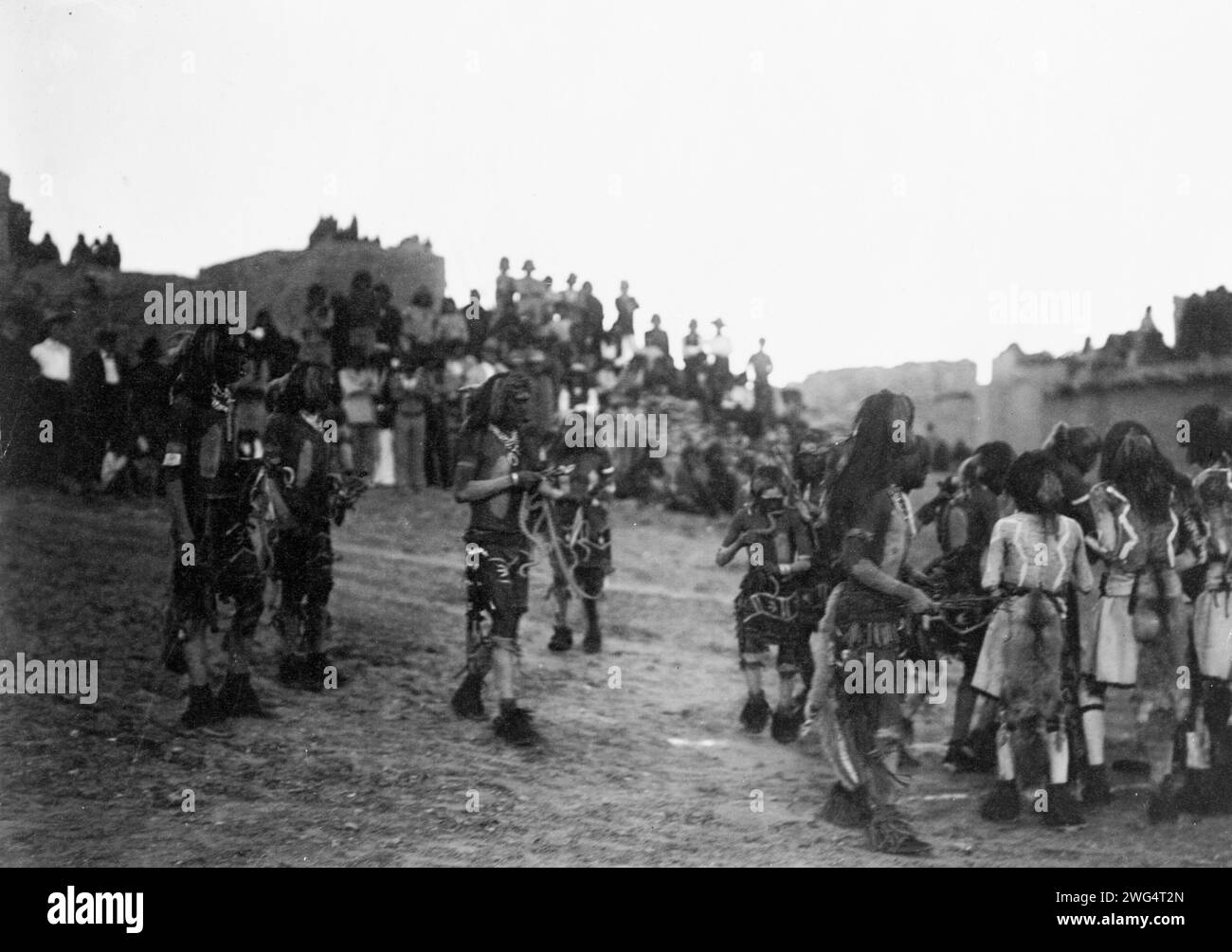Oraibi Schlangentanz, 1904, 1905. Hopi-Indianer, Arizona, in Schlangenzeremonie, mit Pueblo und Zuschauern im Hintergrund. Stockfoto
