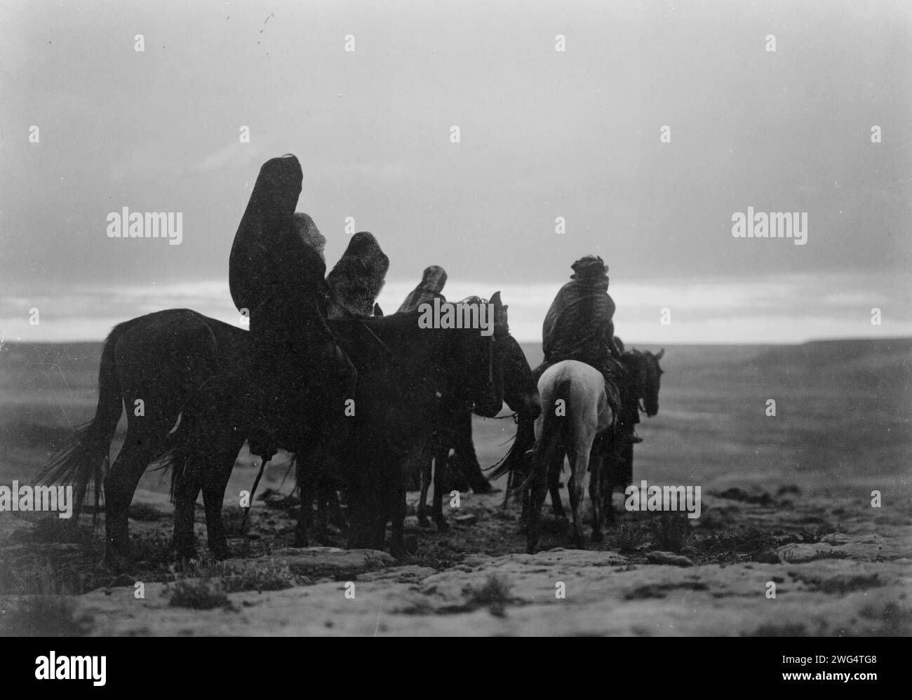 Der Tagesanbruch, 1905. Hopi-Indianer, zu Pferd, blicken zum Horizont und zum Morgenlicht. Stockfoto