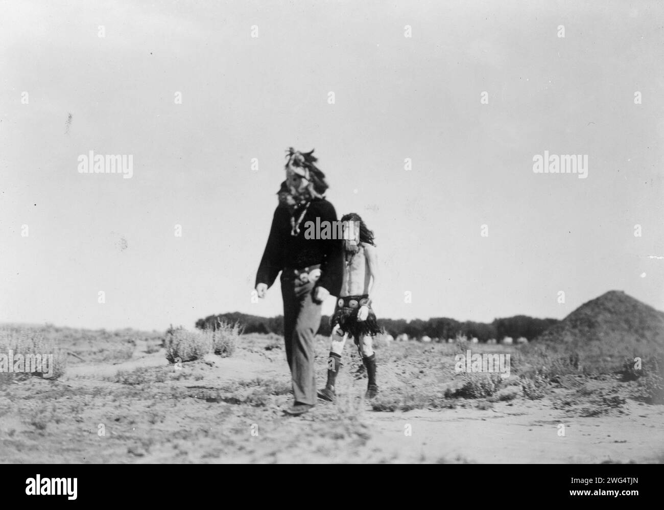 Haschelti und Haschebaad, 1905. Zwei Navajo-Männer verkörpern während der Yeibichai-Zeremonie zwei Yeibichai, Haschelti (sprechender Gott) und Haschebaad (Göttin). Stockfoto