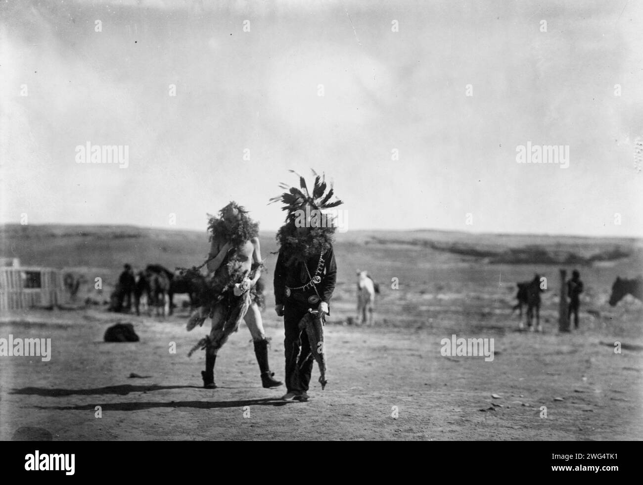 Toneneli und Haschelti, 1905. Zwei Navajo-Männer verkörpern zwei Yeibichai, Toneneli (Wassergott) und Haschelti (sprechender Gott) am 6. Tag der Yeibichai-Zeremonie. Stockfoto