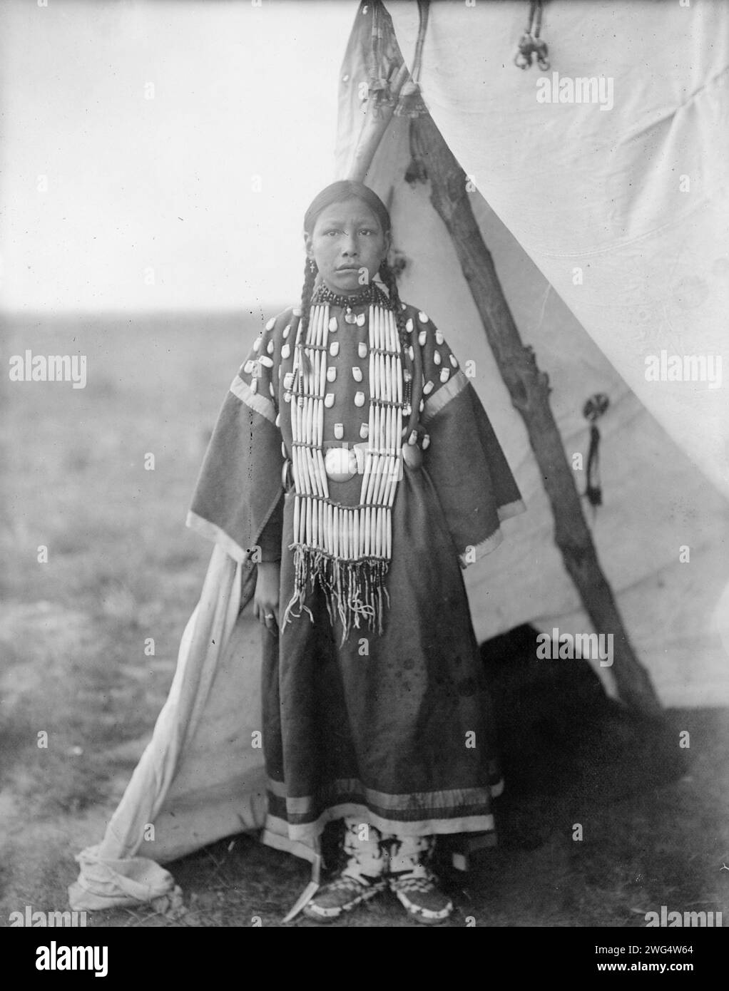 Rosa Lame Dog, 1905. Dakota-Frau, die vor der Tür des Tipi steht. Stockfoto