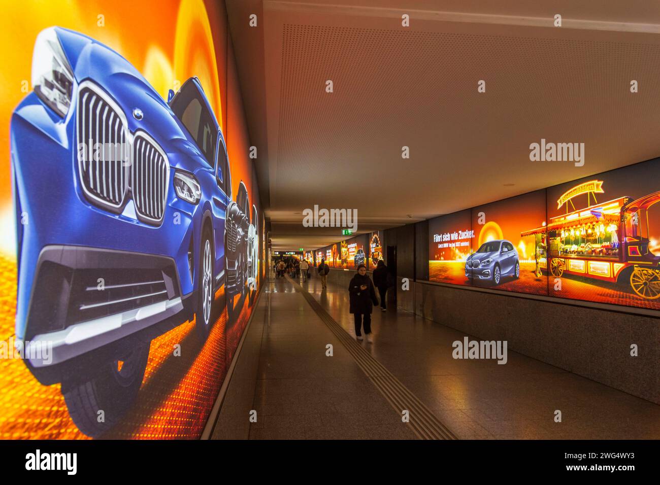 Werbung mit Leuchtkästen für Sixt-Autovermietung am Flughafen Wien Stockfoto