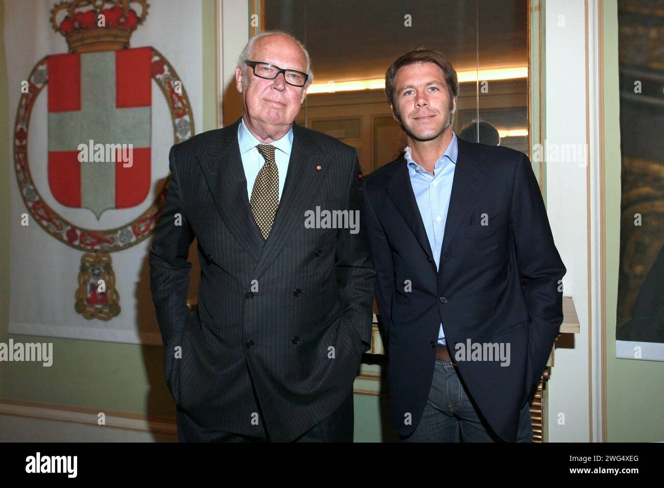 Aktenfoto vom 3. Mai 2010 von HSH Prinz Vittorio Emanuele von Savoyen und seinem Sohn Emanuele Filiberto nehmen an der Ausstellung über die Familiengeschichte in Turin, Italien, Teil. Prinz Vittorio Emanuele und sein Sohn, Prinz Emanuele Filiberto, wollen ein mittelalterliches Gesetz ändern, das vorsieht, dass die königliche Linie nur an männliche Erben weitergegeben werden darf, aber sie stehen dem Widerstand eines rivalisierenden Zweigs der Dynastie gegenüber. Prinz Emanuele Filiberto, der Enkel des letzten italienischen Königs, hat zwei Töchter, aber keinen Sohn und will, dass die Nachfolge an sein ältestes Mädchen, Vittoria, übergeben wird, das gleich 16 wird. Foto von Marco Stockfoto