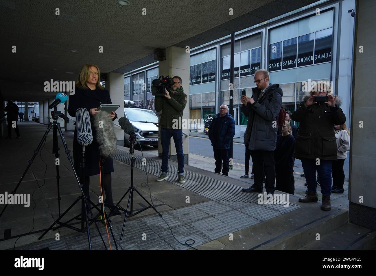 Nicola Wyn Williams, Chefanklägerin der Krone, sprach vor dem Manchester Crown Court vor den Medien, nachdem Scarlett Jenkinson und Eddie Ratcliffe beide 16 Jahre alt waren, lebenslange Haftstrafen für den Mord an der Teenagerin Brianna Ghey in einem Park in Culcheth in der Nähe von Warrington erhalten hatten. Brianna, 16, wurde 28 Mal mit einem Jagdmesser in Kopf, Hals, Brust und Rücken erstochen, nachdem sie am Nachmittag des 11. Februar letzten Jahres nach Linear Park gelockt wurde. Bilddatum: Freitag, 2. Februar 2024. Stockfoto