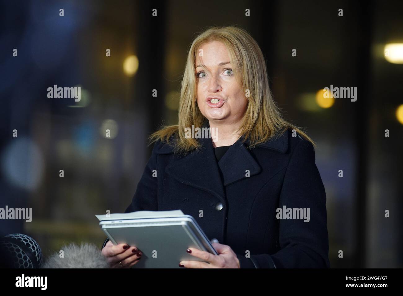 Nicola Wyn Williams, Chefanklägerin der Krone, sprach vor dem Manchester Crown Court vor den Medien, nachdem Scarlett Jenkinson und Eddie Ratcliffe beide 16 Jahre alt waren, lebenslange Haftstrafen für den Mord an der Teenagerin Brianna Ghey in einem Park in Culcheth in der Nähe von Warrington erhalten hatten. Brianna, 16, wurde 28 Mal mit einem Jagdmesser in Kopf, Hals, Brust und Rücken erstochen, nachdem sie am Nachmittag des 11. Februar letzten Jahres nach Linear Park gelockt wurde. Bilddatum: Freitag, 2. Februar 2024. Stockfoto