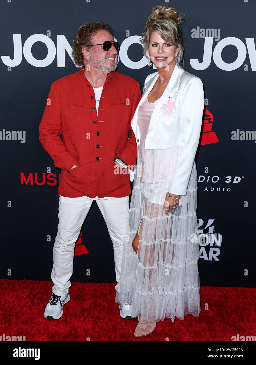 Los Angeles, Usa. Februar 2024. LOS ANGELES, KALIFORNIEN, USA - 2. FEBRUAR: Sammy Hagar und Frau Kari Karte treffen am 2. Februar 2024 im Los Angeles Convention Center in Los Angeles, Kalifornien, USA bei der MusiCares Person of the Year 2024 ein, die Jon Bon Jovi geehrt hat. (Foto: Xavier Collin/Image Press Agency) Credit: Image Press Agency/Alamy Live News Stockfoto