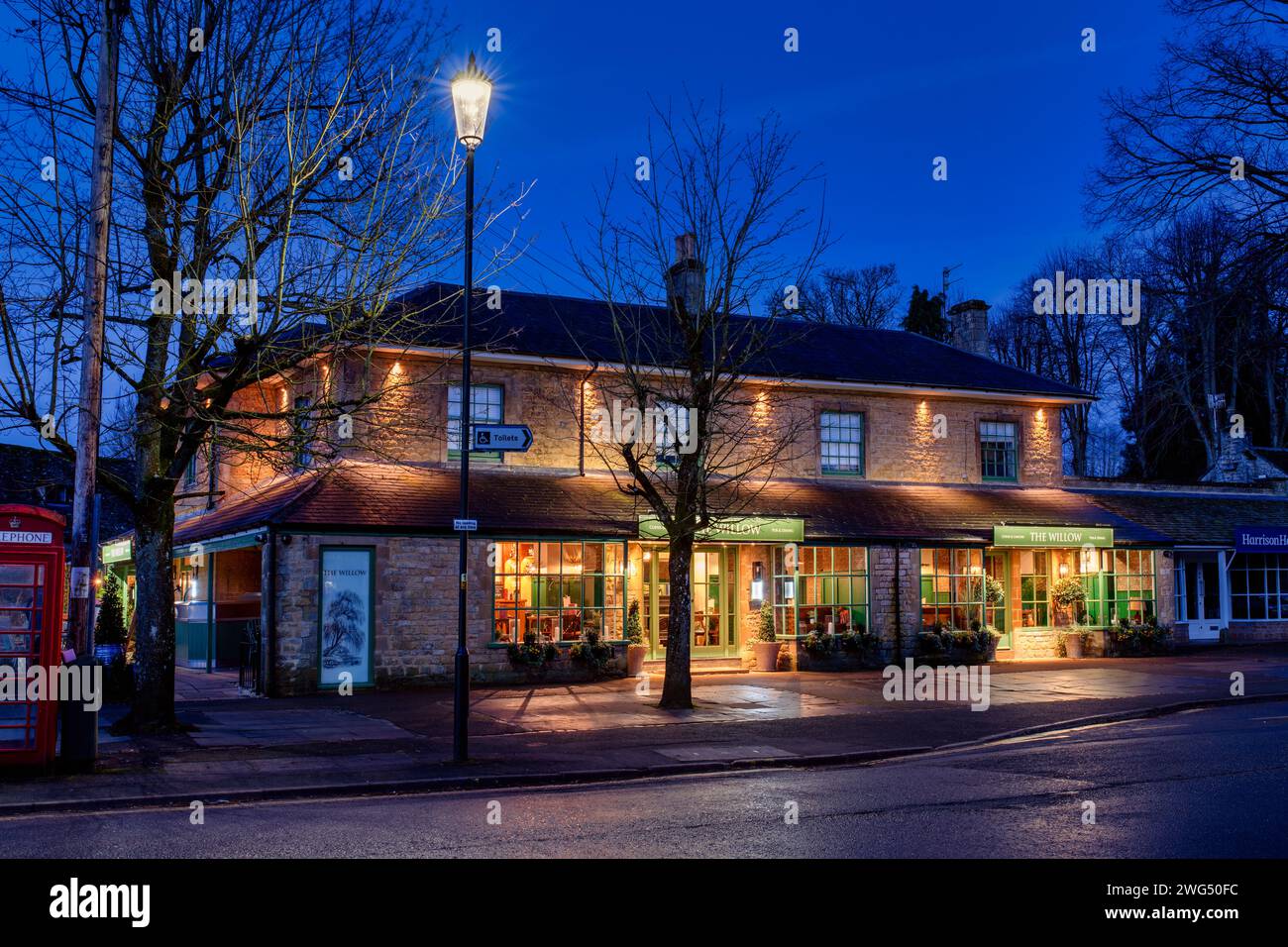 Der Willow Pub in Bourton am Wasser bei Sonnenaufgang. Bourton on the Water, Cotswolds, Gloucestershire, England Stockfoto