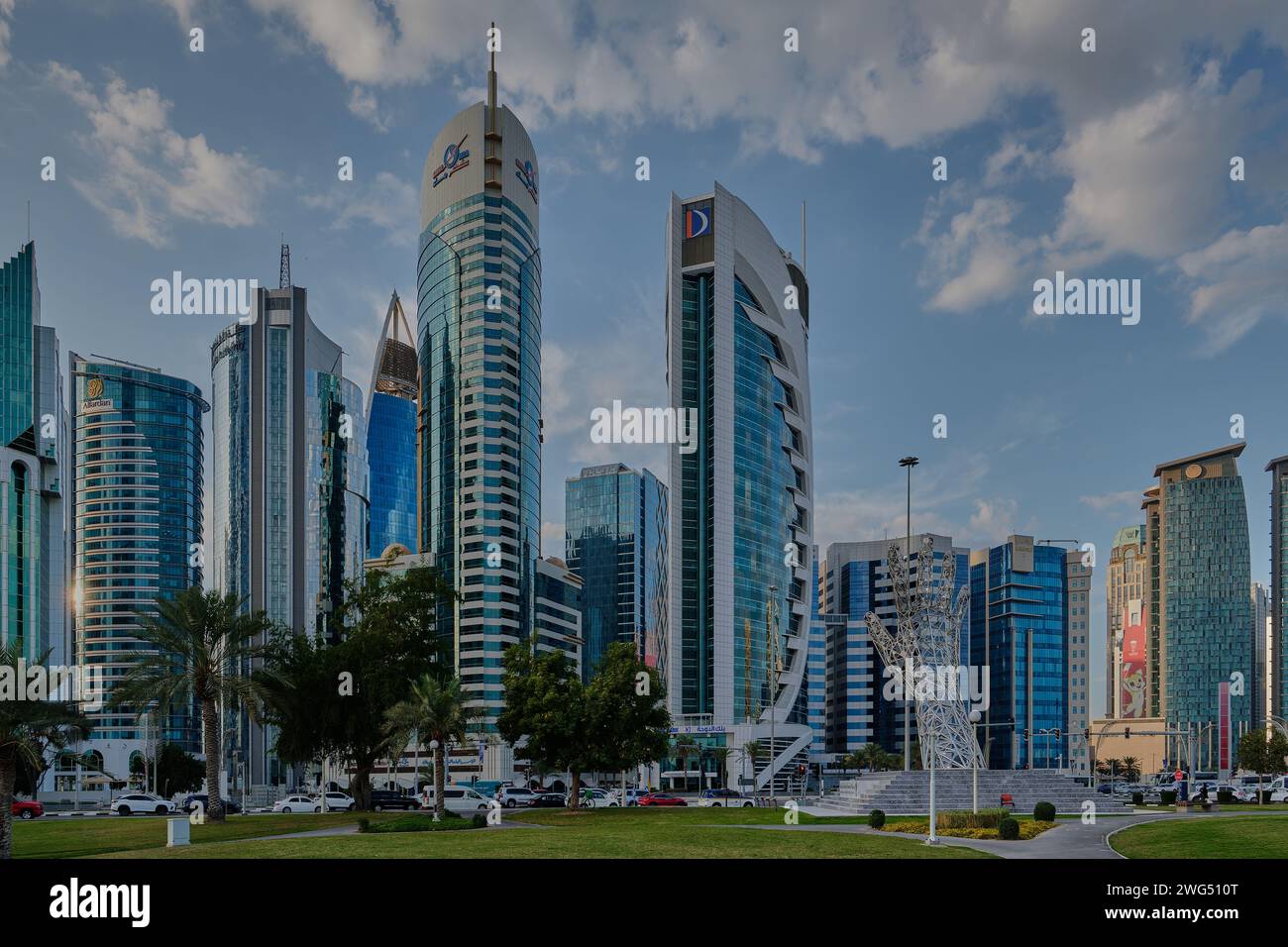 Skyline von Doha in der West Bay am Nachmittag aus dem Hotelpark mit Sheikh Tamim bin Hamad Al-Thani International Anti Corruption Excellence Award Stockfoto