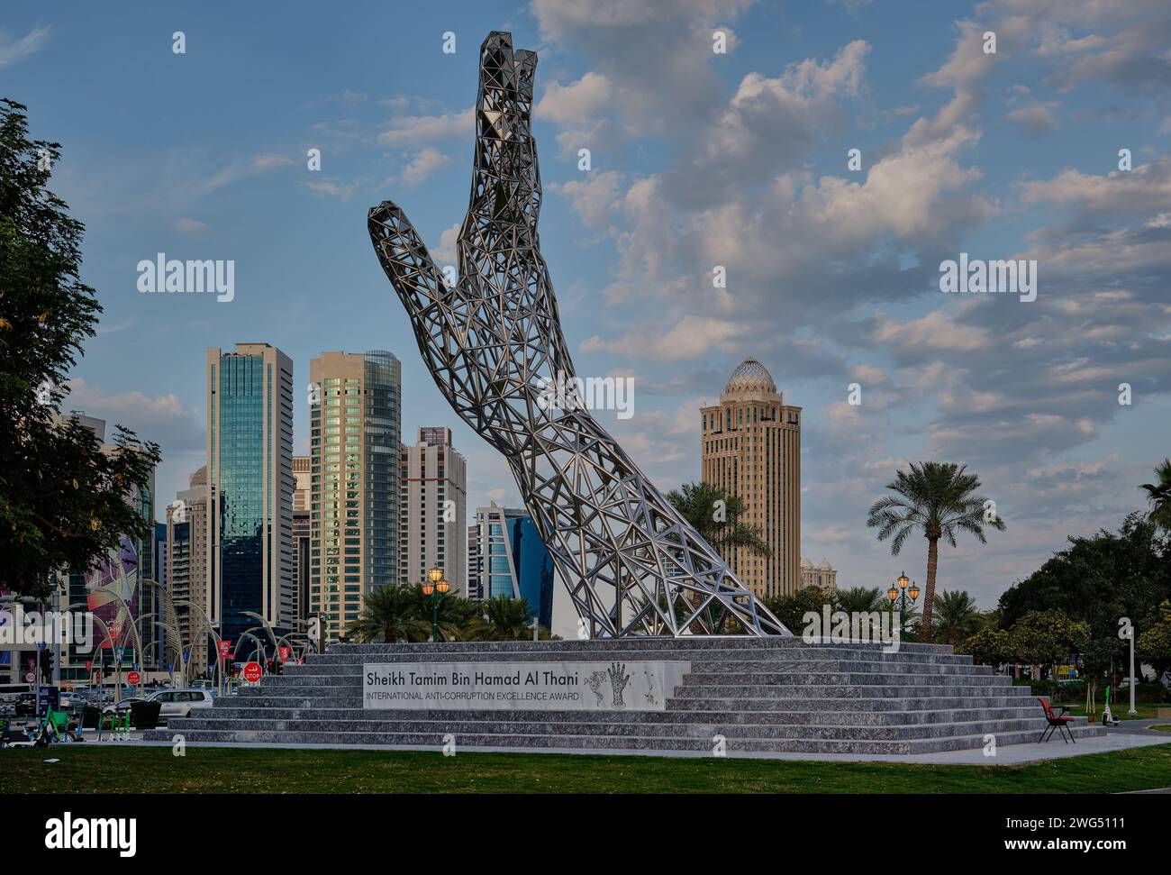 Skyline von Doha in der West Bay am Nachmittag aus dem Hotelpark mit Sheikh Tamim bin Hamad Al-Thani International Anti Corruption Excellence Award Stockfoto