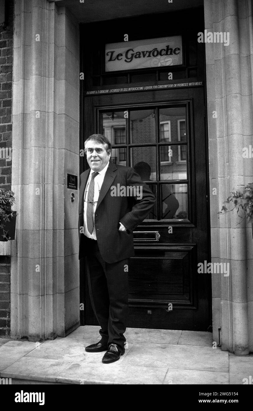 Aktenfoto vom 3/1991 von Albert Roux vor seinem Mayfair Restaurant Le Gavroche in London. Seltene Weine, Vintage-Champagner und Kunstwerke aus Michel Roux Jr, dem kürzlich geschlossenen zwei Michelin-Sterne-Restaurant Le Gavroche, werden unter den Hammer gehen. Mehr als 100 Lose werden im Christie's Sale zu sehen sein, darunter Porzellan, Wein, Zeichnungen, Silber und dekorative Objekte, die zuvor im Restaurant Mayfair untergebracht waren, das 1967 von den Brüdern Michel und Albert Roux gegründet wurde. Ausgabedatum: Samstag, 3. Februar 2024. Stockfoto