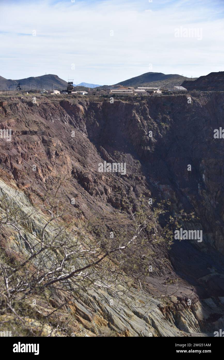 Bisbee, AZ., 12/30/2023. Die Lavender Open Pit Mine brachte Bisbee zunächst Reichtum mit einem überaus reichen Kupfererz von 23 %, das Jahrzehnte später starb Stockfoto