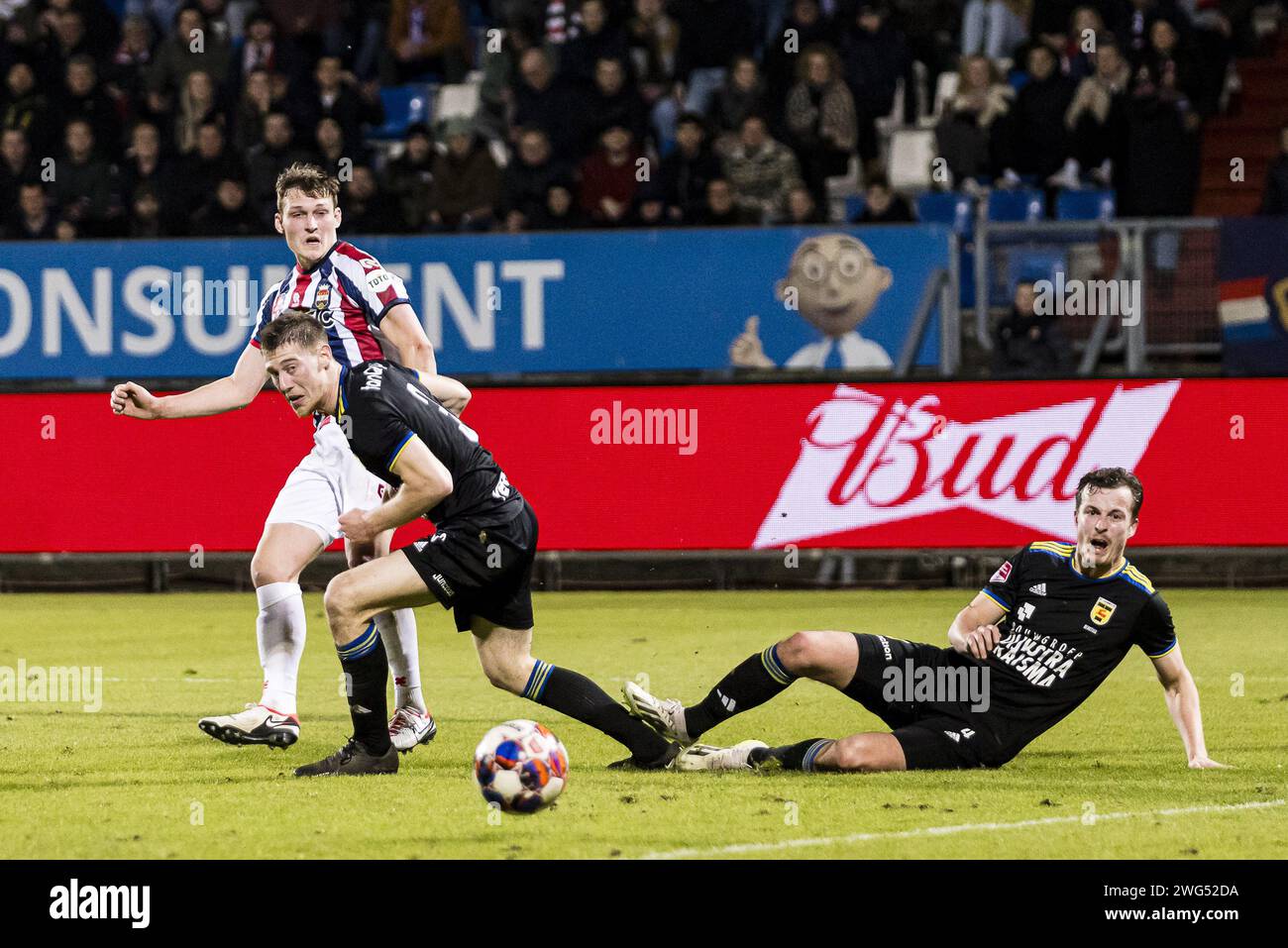 TILBURG - 02-02-2024. Stadion Koning Willem II. Keuken Kampioen Divisie, KKD. Saison 2023-2024. Willem II - Cambuur. Endpunktzahl 1:1. Willem II. Spieler Thijs Oosting. Cambuur-Spieler Floris Smand, Cambuur-Spieler Leon Bergsma. Beschreibung: Pro Shots/Alamy Live News Stockfoto