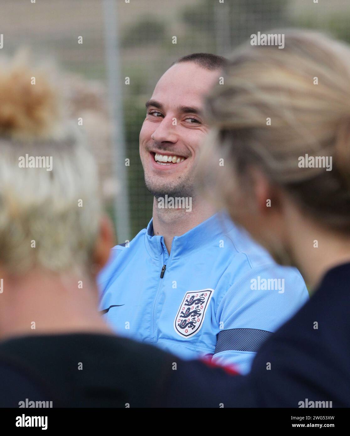 Montag, 13. Januar 2014. Training der englischen Frauen-Fußballmannschaft im La Manga Club, Spanien. Der neue Englands-Trainer Mark Sampson absolvierte sein erstes Training mit dem England-Team im La Manga Club. Foto von Tony Henshaw Stockfoto