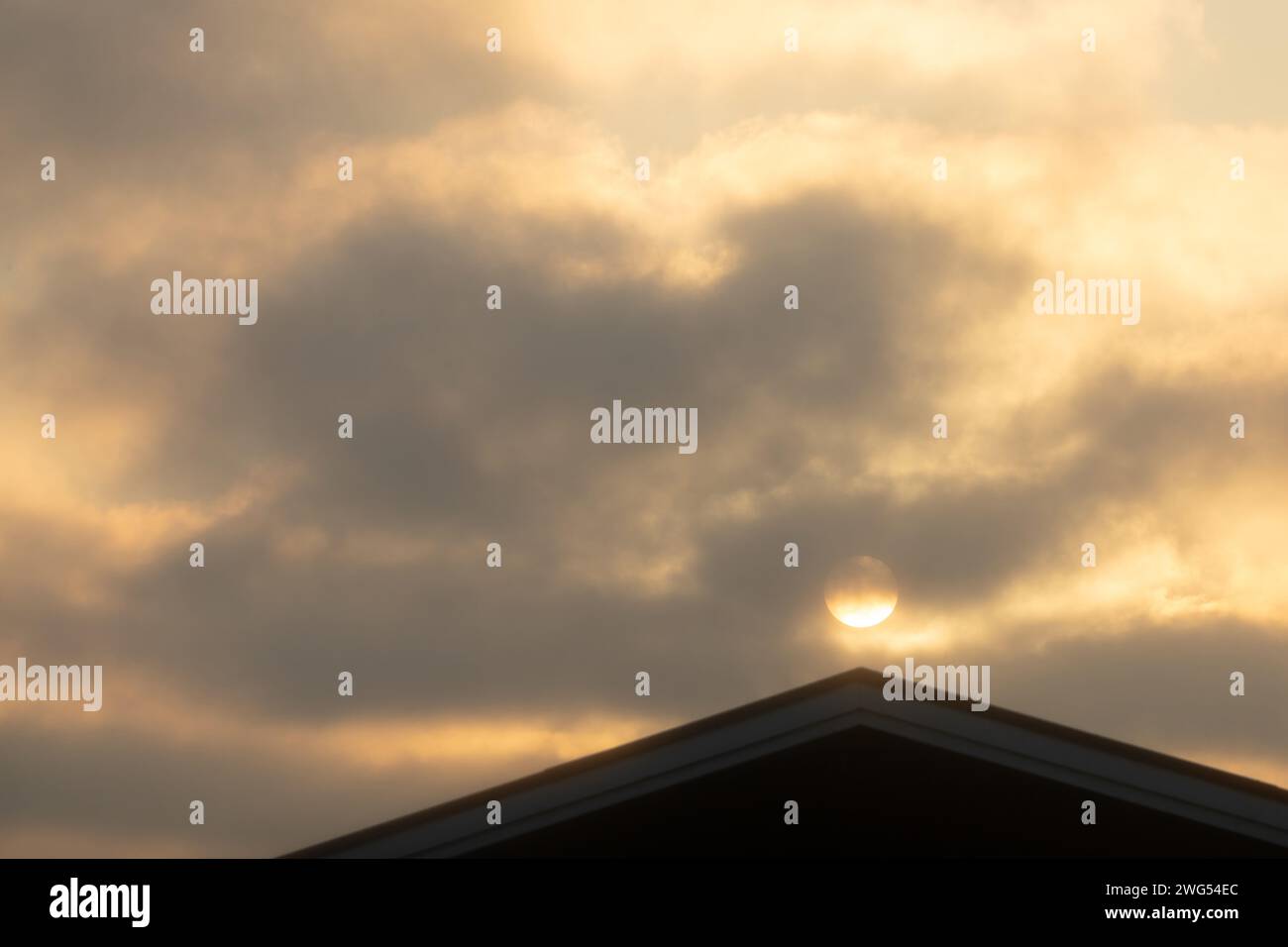 Die Sonne blickt durch die Wolken Stockfoto