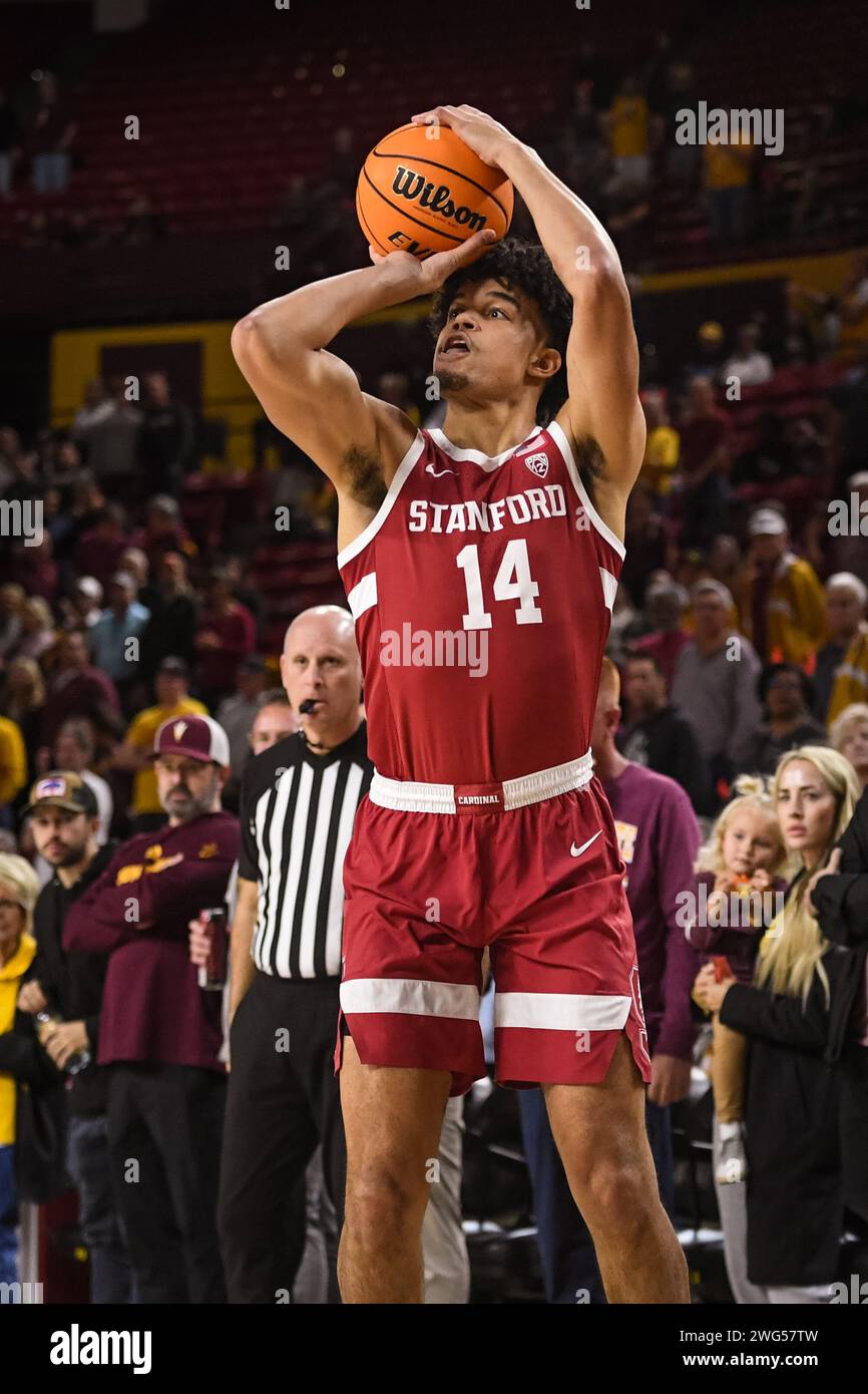 Stanford Cardinal Stürmer Spencer Jones (14) schießt in der ersten Hälfte des NCAA-Basketballspiels gegen Arizona State in Tempe, Ariz, einen drei Pointer Stockfoto