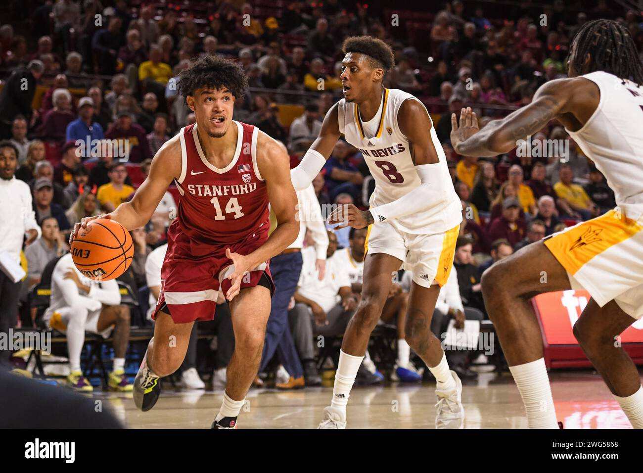 Stanford Cardinal Stürmer Spencer Jones (14) fährt in der ersten Hälfte des NCAA-Basketballspiels gegen Arizona State in Tempe, AR, auf den Korb zu Stockfoto