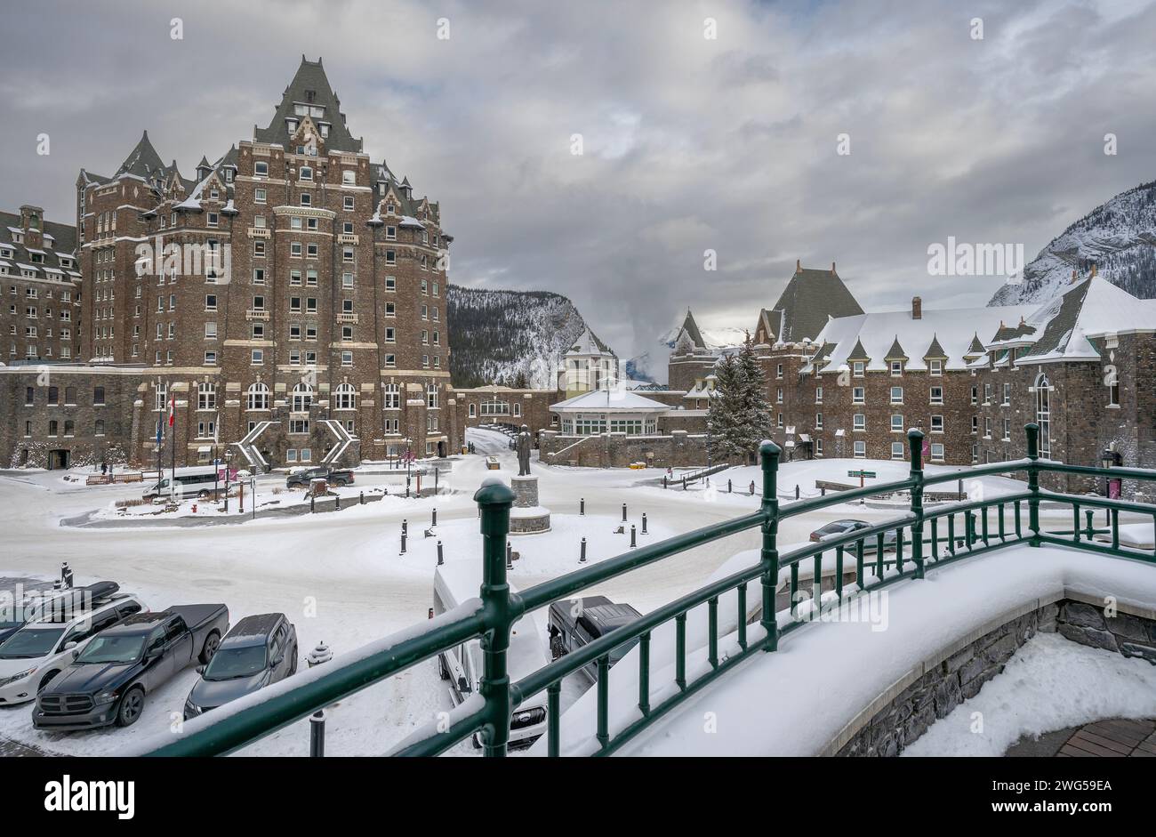 Banff, Alberta, Kanada - 20. Januar 2023: Außenpanorama des historischen Fairmount Banff Springs Hotels im Winter Stockfoto
