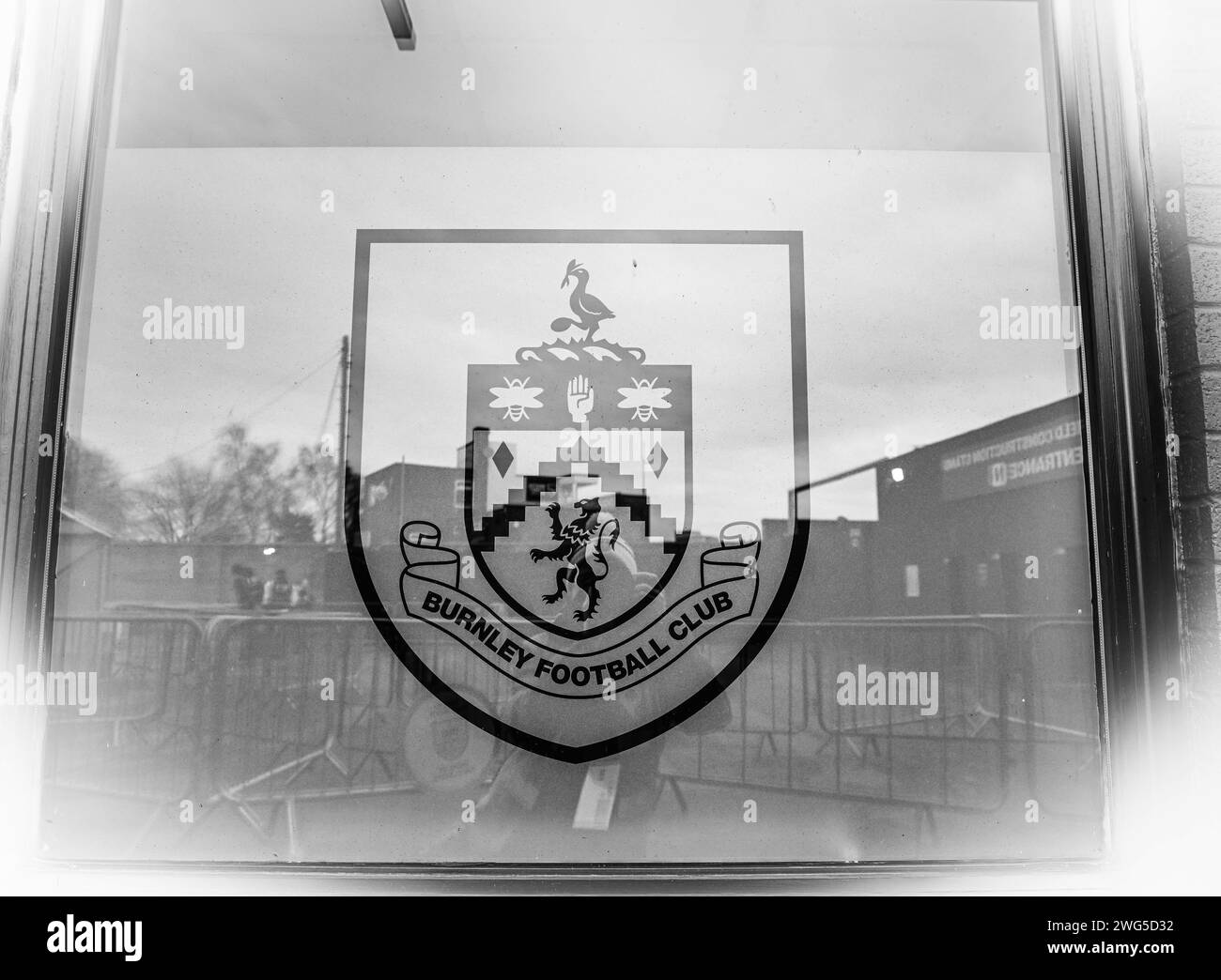 Turf Moor, Burnley, Lancashire, Großbritannien. Februar 2024. Premier League Football, Burnley gegen Fulham; Burnley fc Logo auf einem Stadion im Turf Moor Guthaben: Action Plus Sports/Alamy Live News Stockfoto