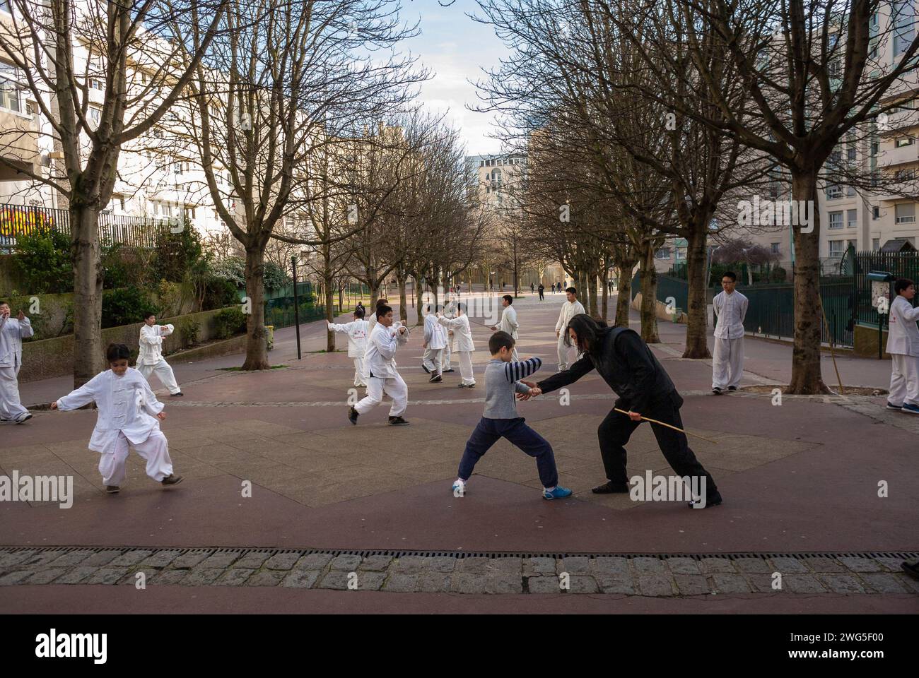 Paris, Frankreich, Menschenmassen, Chinesische Kinder, Einwanderer, Sport auf der Straße üben, Karate mit Kursleiter, Belleville Square Stockfoto