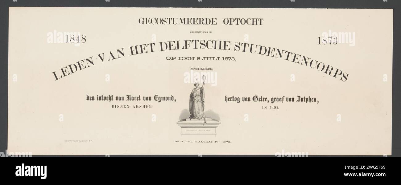 Titelblatt an den Platten der Delfter Prozession von 1873, 1873 Titelseite zu den zehn Aufzeichnungen der historischen Kostümparade der Studenten der Polytechnischen Hogeschool van Delft vom 8. Juli 1873. Die Parade zeigt den Eintritt von Karel van Egmond in Arnheim im Jahr 1492. Auf der Titelseite den typografischen Titel und eine Vignette. Drucker: Amsterdampublisher: Delfter Papierstudienwettbewerb. Kostüme, die bei Wettbewerben in Delft verwendet werden Stockfoto