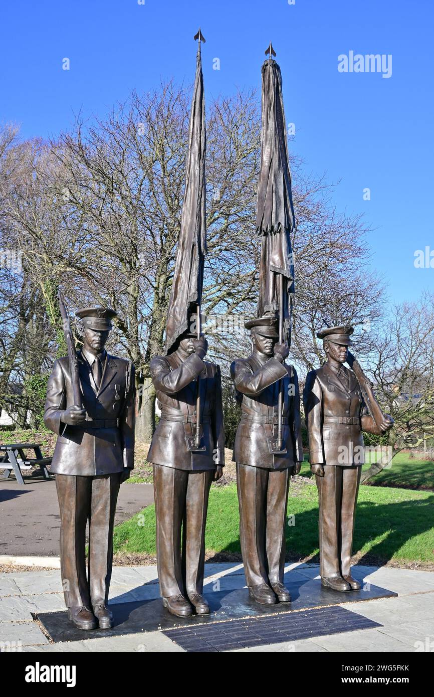 Die Skulptur der Ehrenwache in Bronze von Zenos Frudakis zeigt die Farben der USAF Honor Guard, amerikanisches Museum in IWM Duxford, Cambridgeshire, England Stockfoto