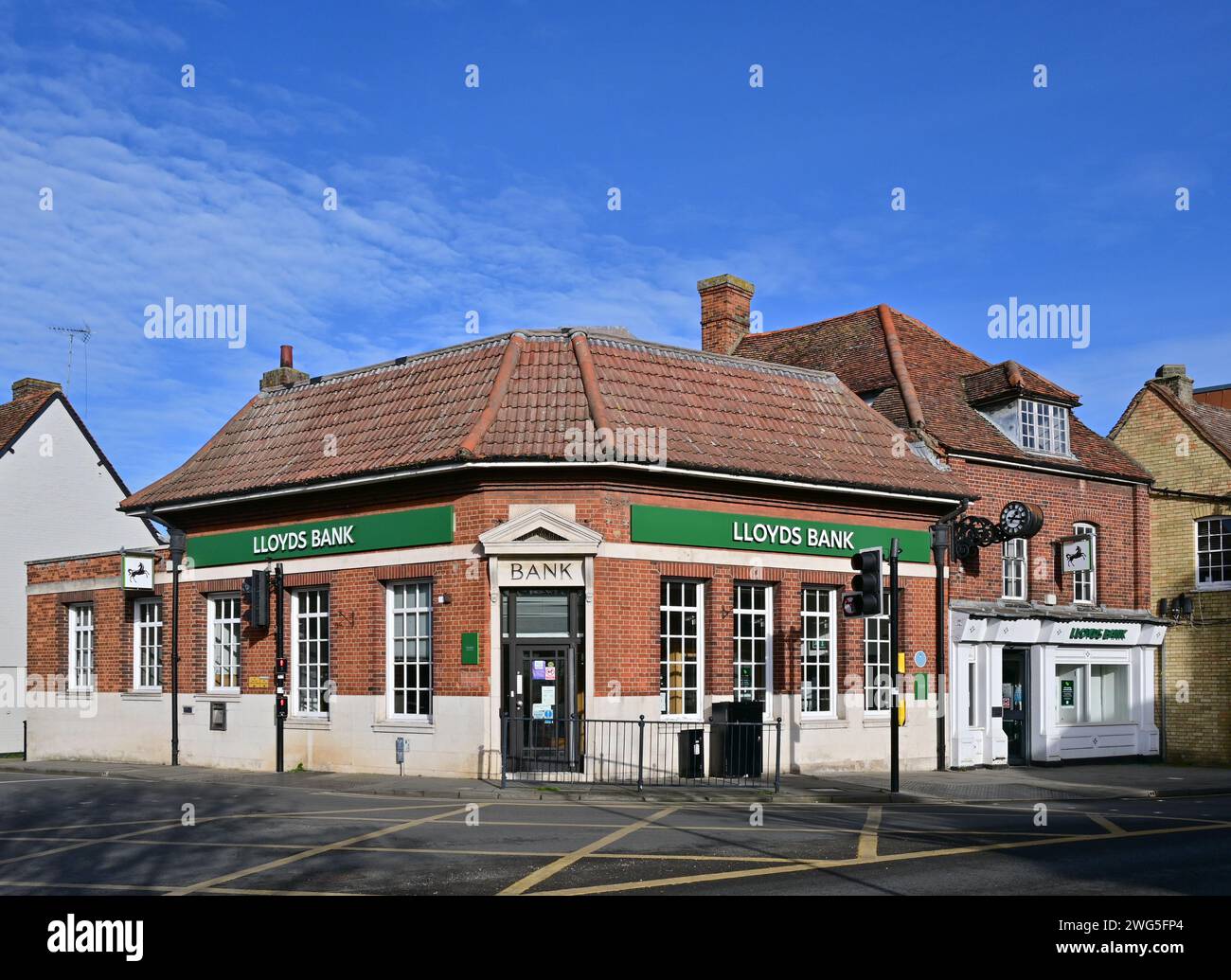An der Kreuzung Melbourn Street und Kneesworth Street mit Lloyds Bank an der Ecke, Royston, Hertfordshire, England, Großbritannien. Stockfoto