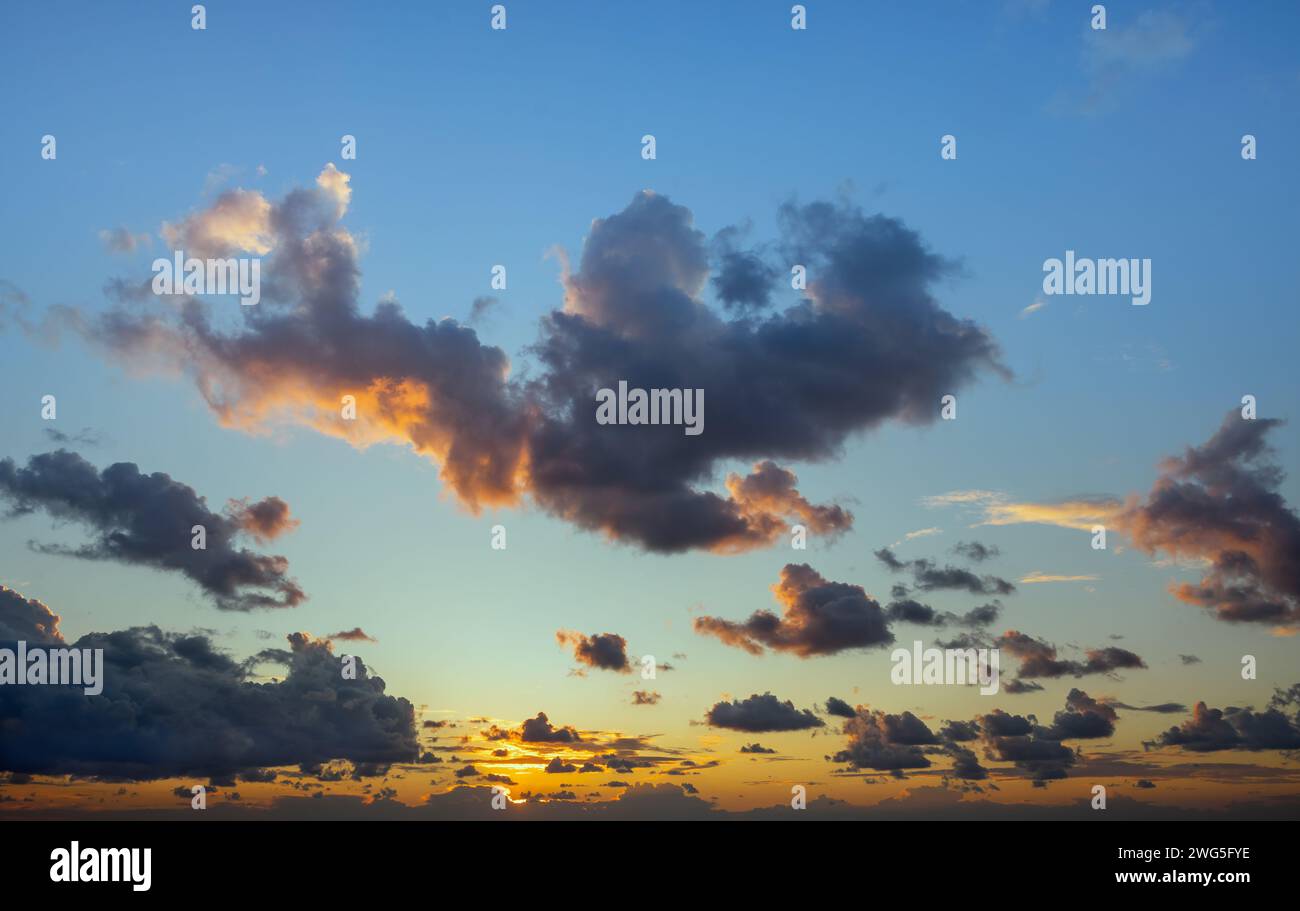 Wunderschöner Himmel mit dramatischen Wolken im Hintergrund des Sonnenuntergangs Stockfoto