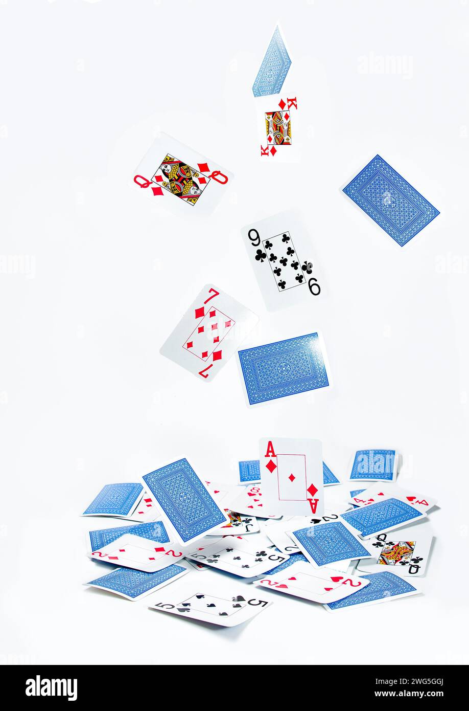 .Spielkarten frei fallen auf weißen Hintergrund. Stockfoto